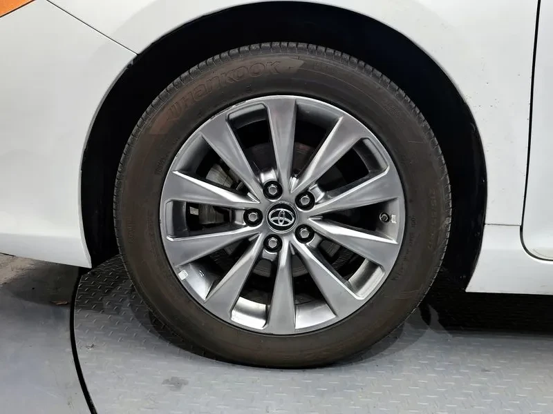 Toyota Camry Hybrid Le, снимка 5 - Автомобили и джипове - 55198761