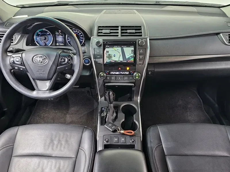 Toyota Camry Hybrid Le, снимка 7 - Автомобили и джипове - 55198761