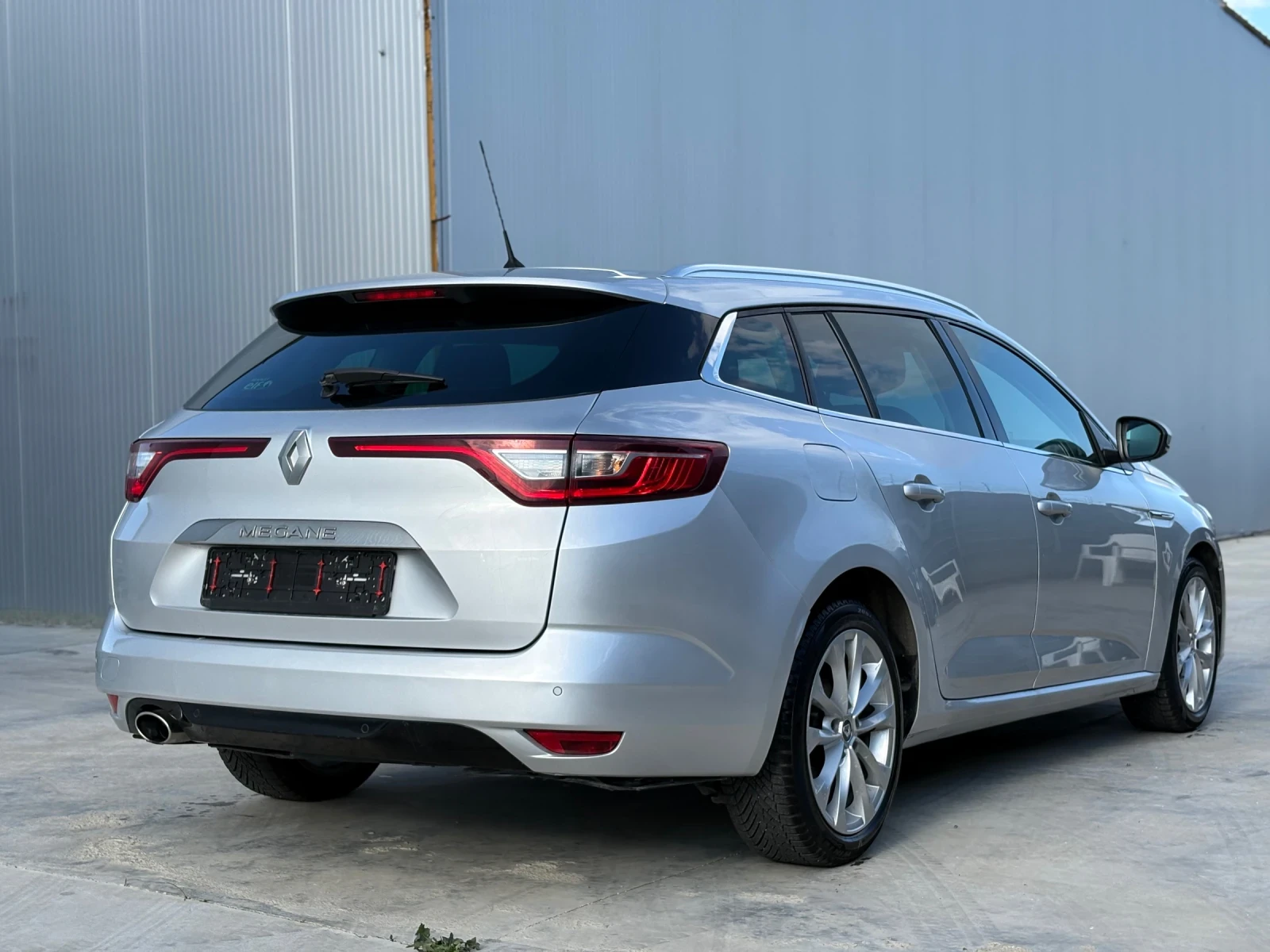 Renault Megane 1.5 DCi* LED* AmbientLight* NAVI* Keyless* EURO6 - изображение 4