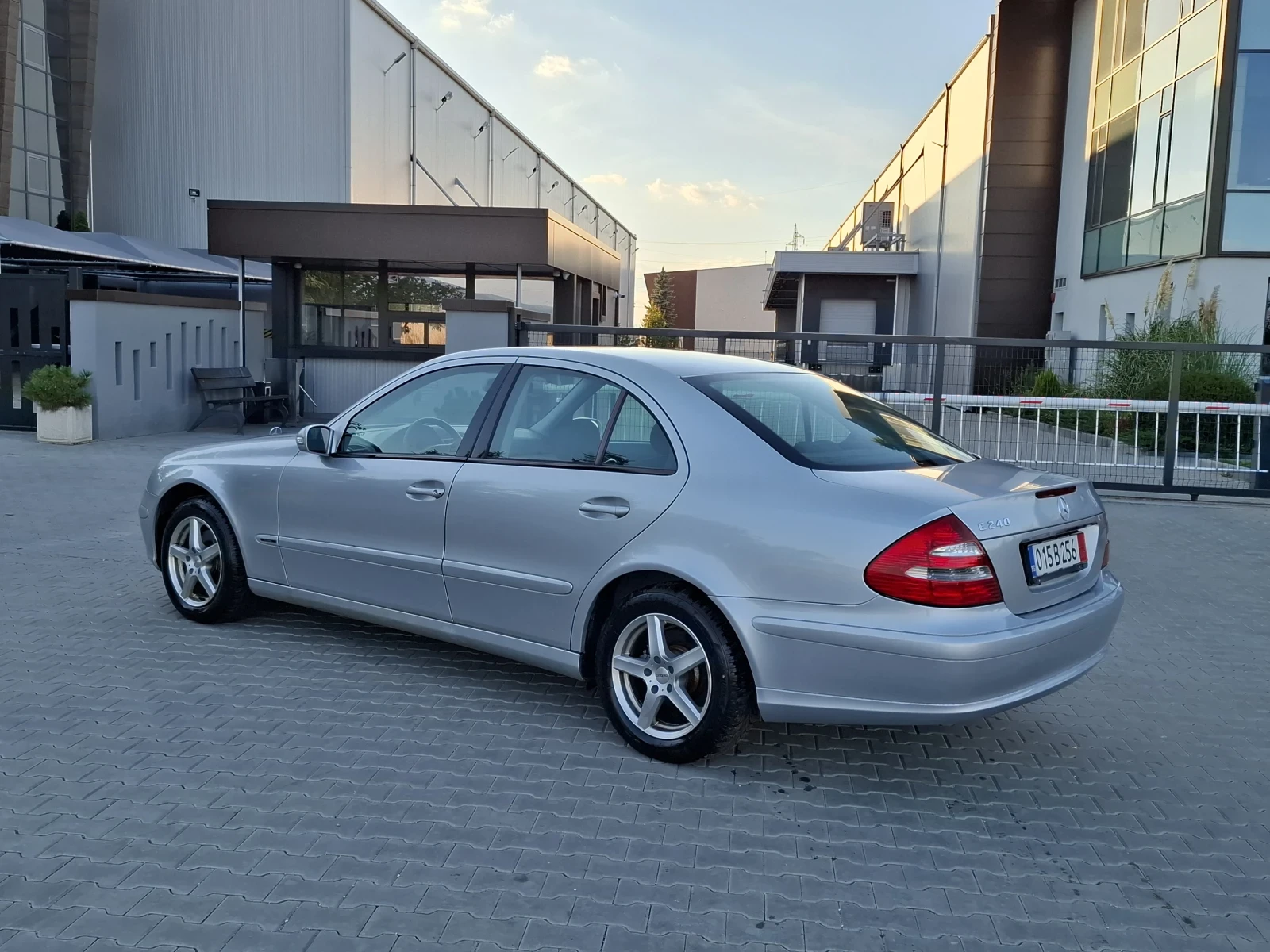Mercedes-Benz E 240 2.6* (177кс)* 4-МАТИК* AВТОМАТ* HOB BHOC* *  | Mobile.bg — изображение 4