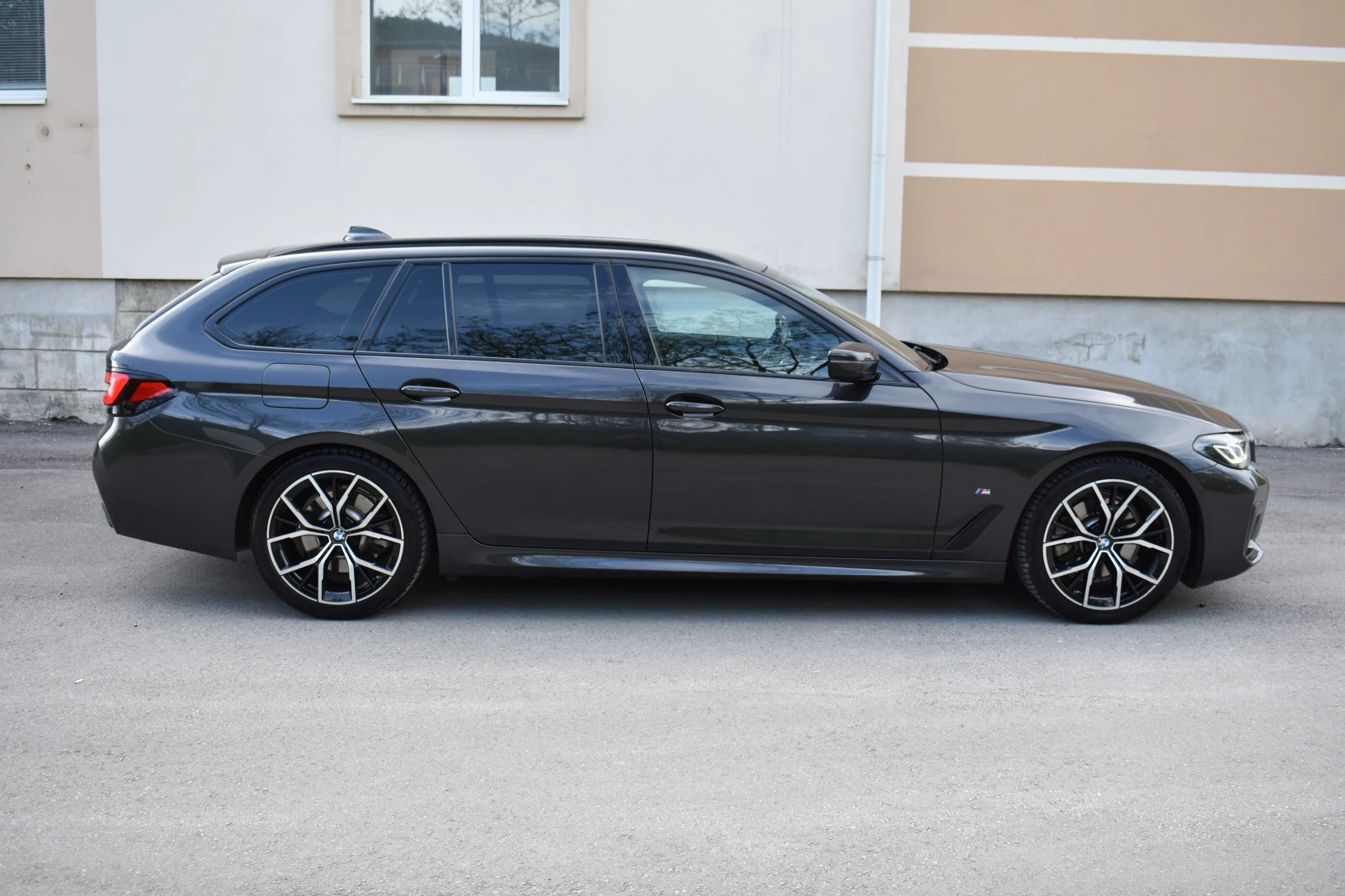 BMW 520 M-SPORT/X-drive/FACELIFT/KEYLESS/LED/УНИКАЛНО!!, снимка 6 - Автомобили и джипове - 54512609