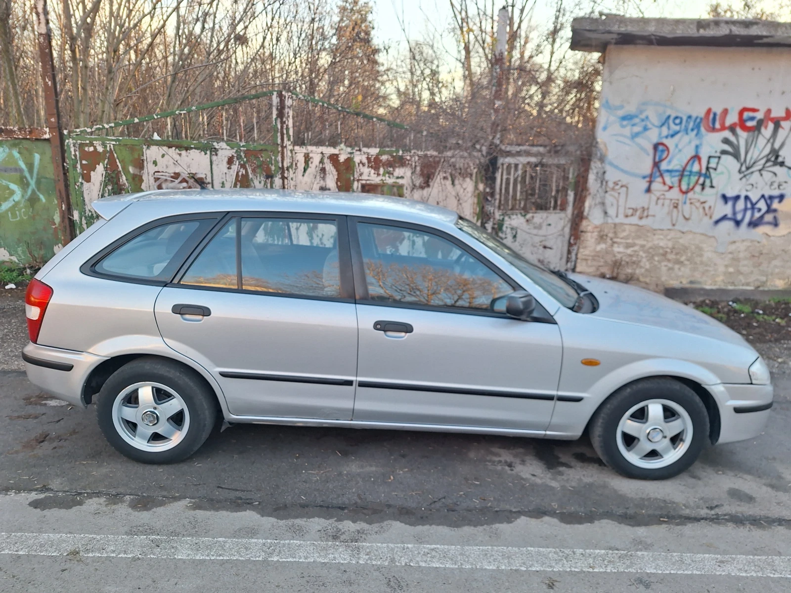 Mazda 323, снимка 2 - Автомобили и джипове - 54994089