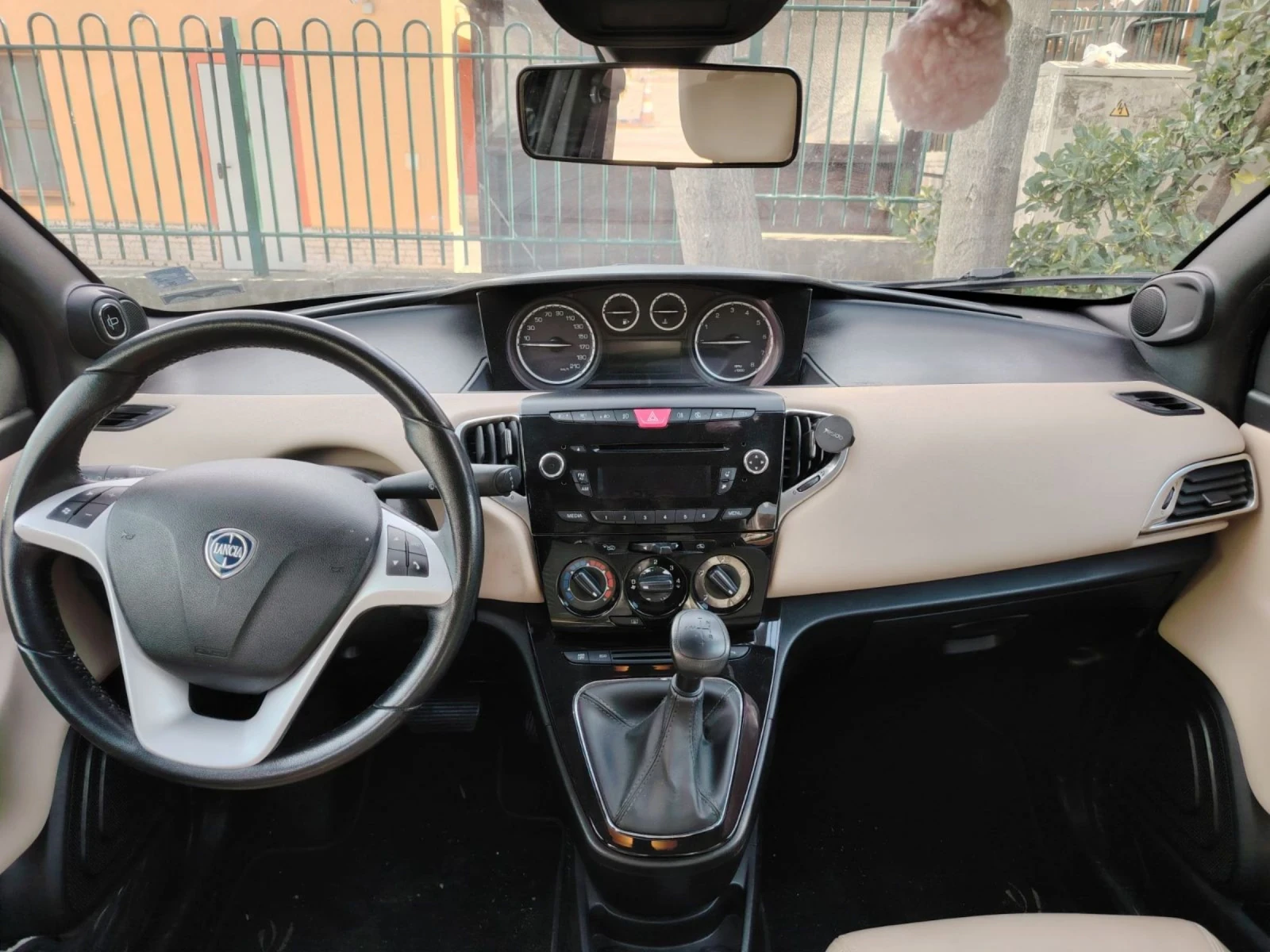 Lancia Ypsilon бензин, 0.9, турбо , снимка 8 - Автомобили и джипове - 55345285