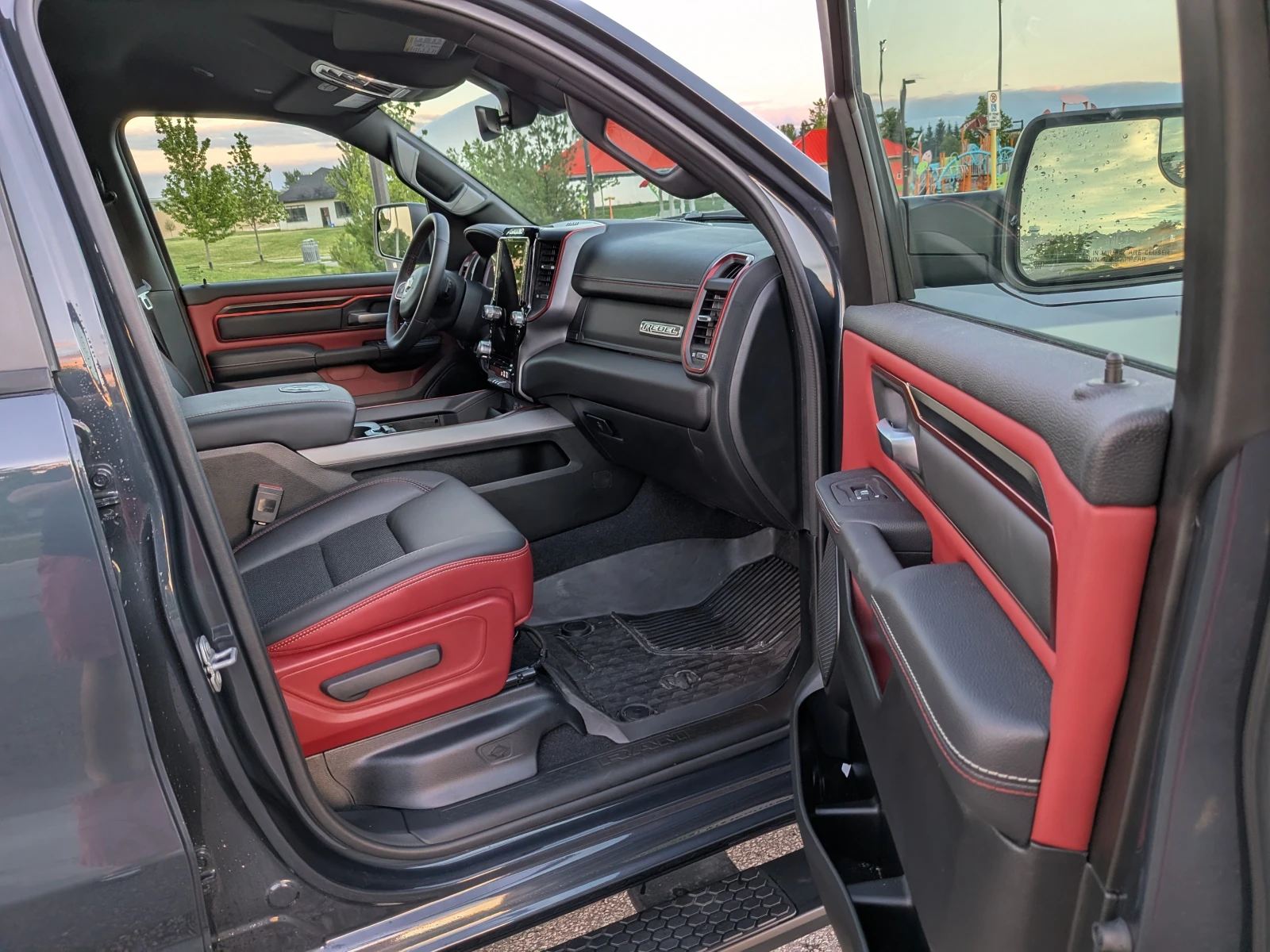 Dodge RAM 1500 REBEL * * CARFAX * * АВТО КРЕДИТ * * , снимка 11 - Автомобили и джипове - 54969198