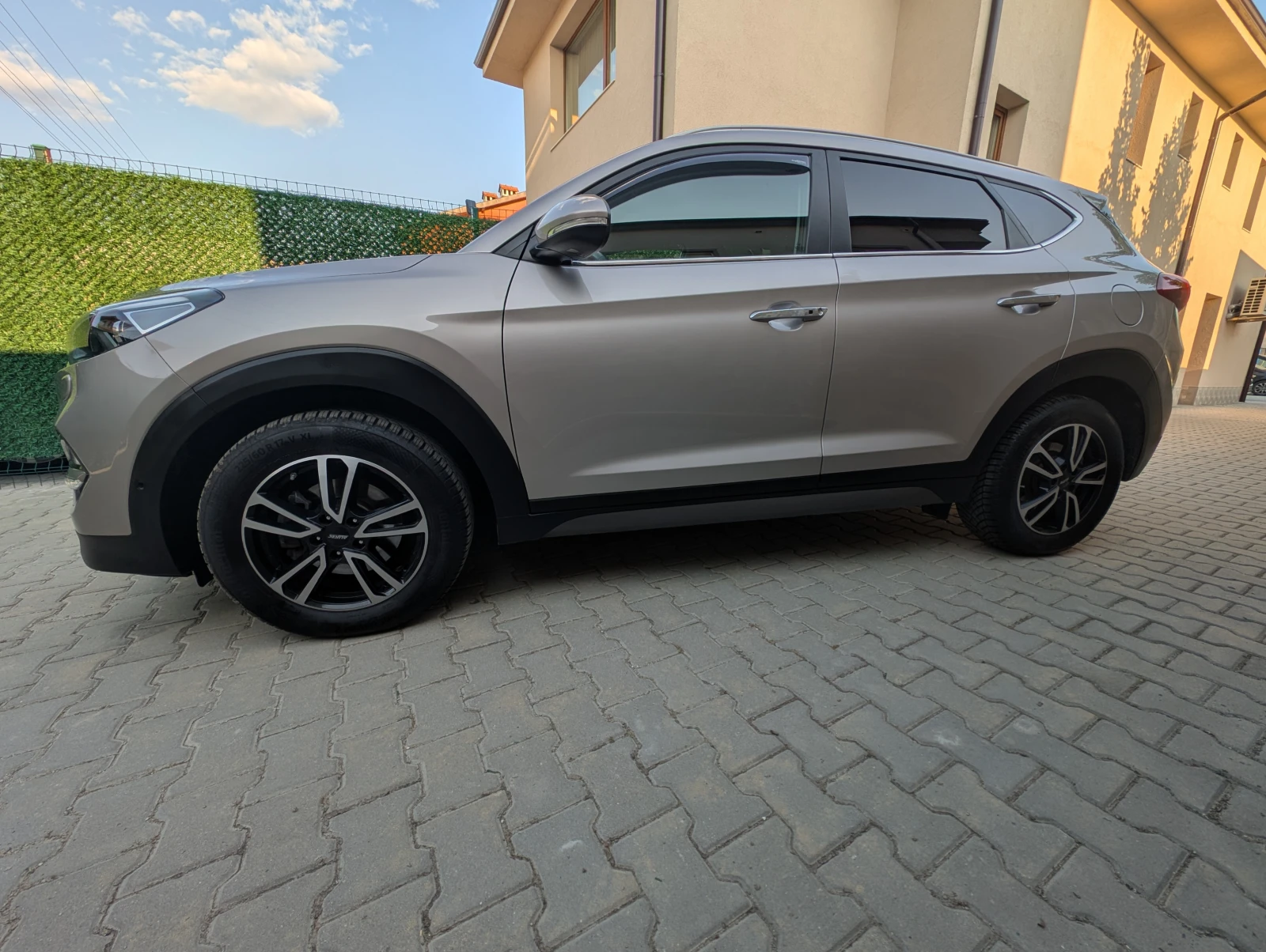Hyundai Tucson 2.0CRDI* Premium* 4x4* Обдухване* Подгрев, снимка 4 - Автомобили и джипове - 55179092