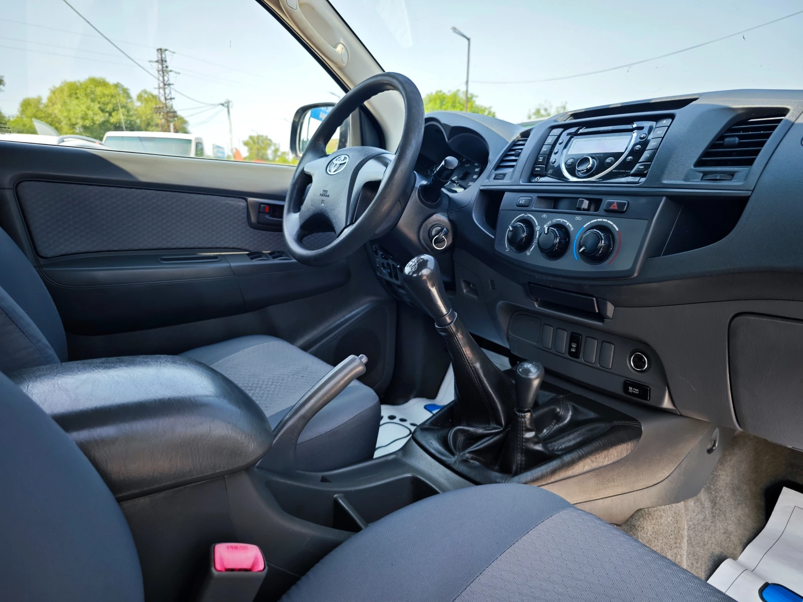 Toyota Hilux 2.5 D4D, снимка 12 - Автомобили и джипове - 55772137