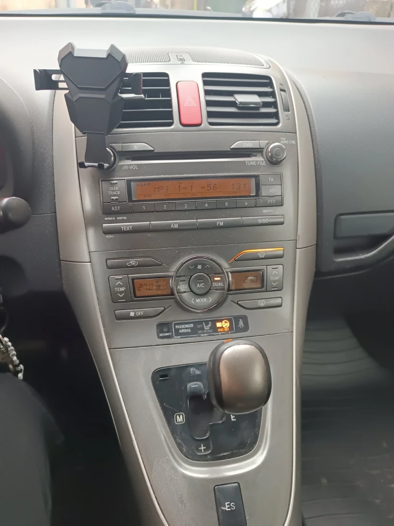 Toyota Auris, снимка 5 - Автомобили и джипове - 53210994