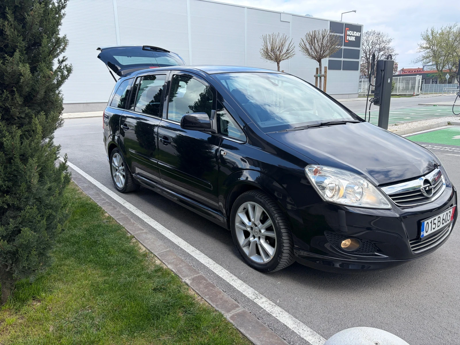 Opel Zafira 1.6i 7-местен, снимка 7 - Автомобили и джипове - 54151129