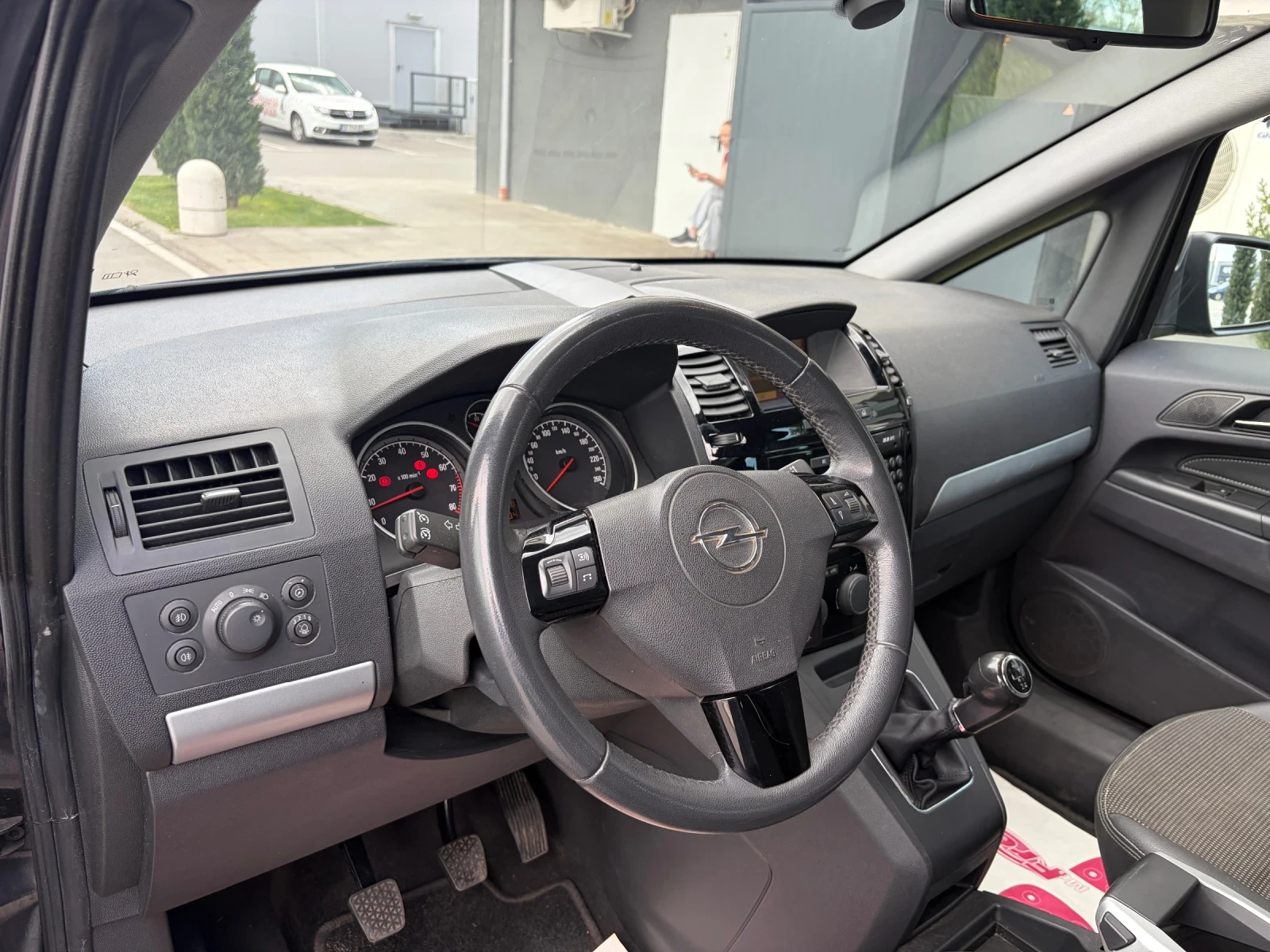 Opel Zafira 1.6i 7-местен, снимка 11 - Автомобили и джипове - 54151129