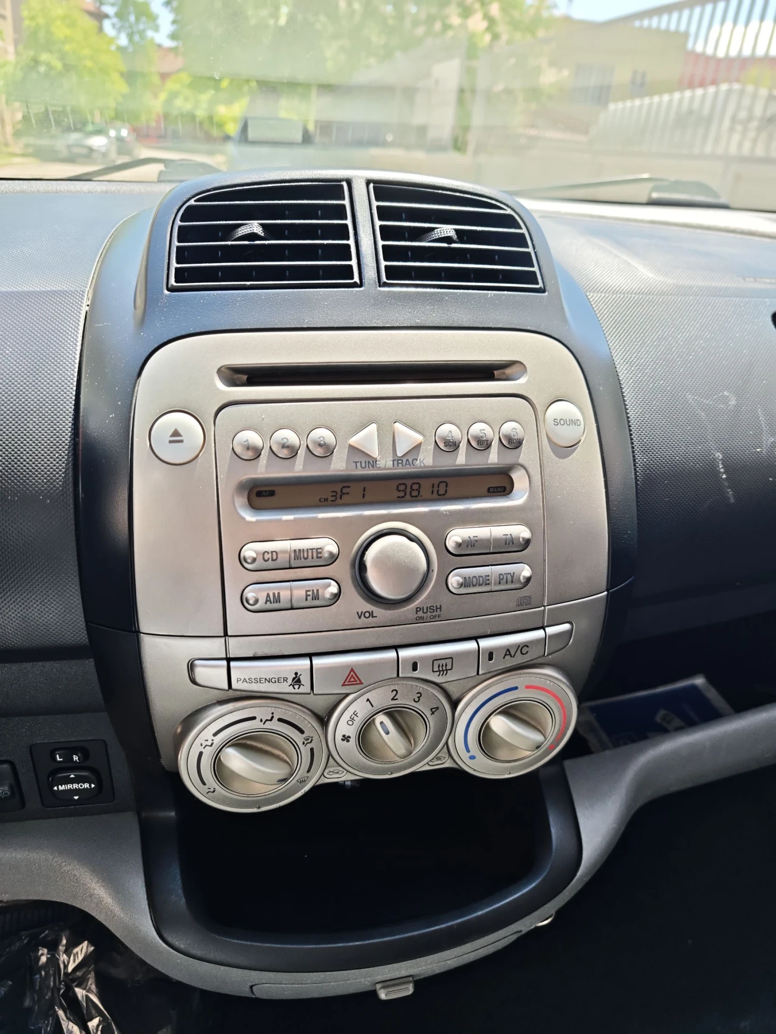 Daihatsu Sirion 1.0i 12V Газ-Бензин , снимка 8 - Автомобили и джипове - 54447797