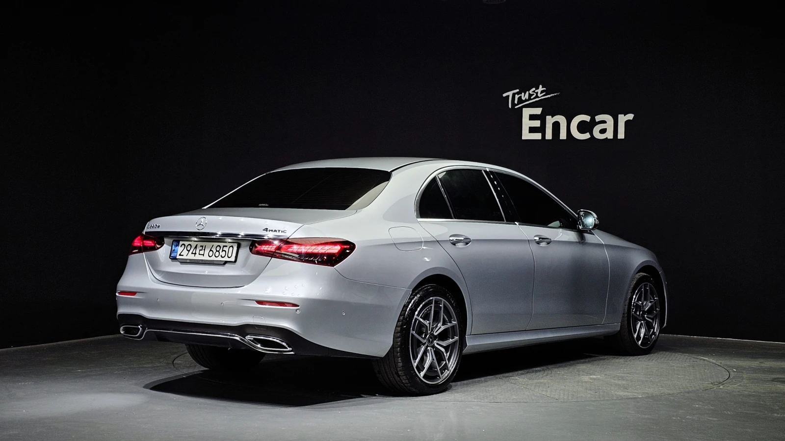 Mercedes-Benz E 220 AMG LINE* 4MATIC* КОЖА* ПОДГР* ОБДУХ* 360* HUD* LI, снимка 2 - Автомобили и джипове - 54782488