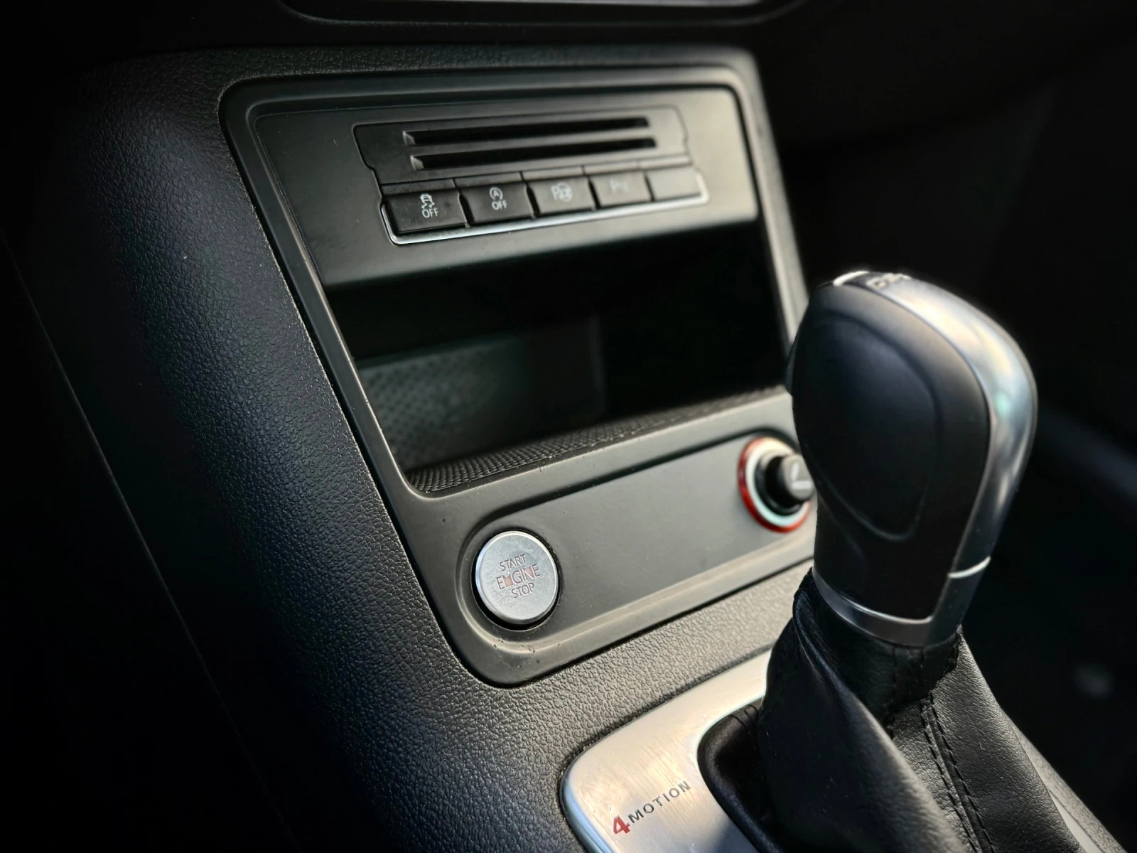 VW Tiguan 2.0TDI / DSG / 4-Motion / Реални км / Много екстри, снимка 10 - Автомобили и джипове - 54527446