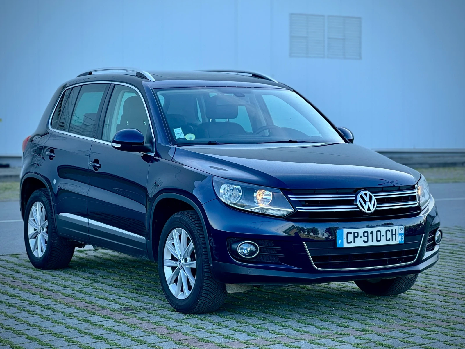 VW Tiguan 2.0TDI / DSG / 4-Motion / Реални км / Много екстри, снимка 3 - Автомобили и джипове - 54527446