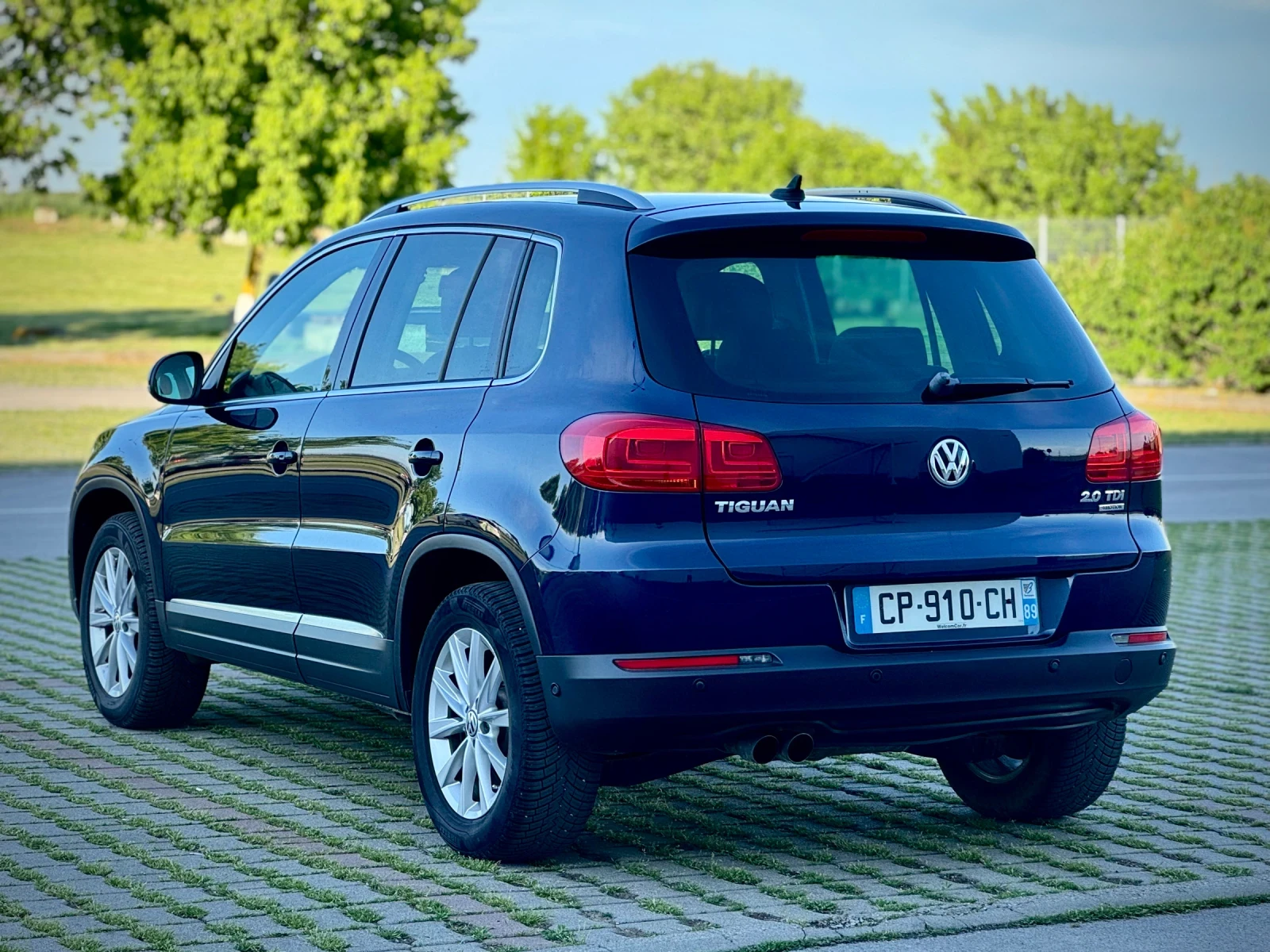 VW Tiguan 2.0TDI / DSG / 4-Motion / Реални км / Много екстри, снимка 6 - Автомобили и джипове - 54527446