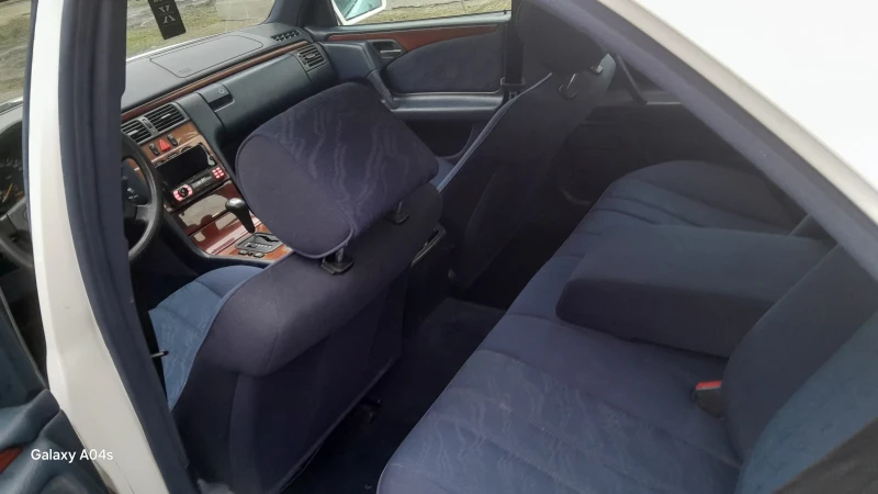 AC Други E200, снимка 9 - Автомобили и джипове - 53487025