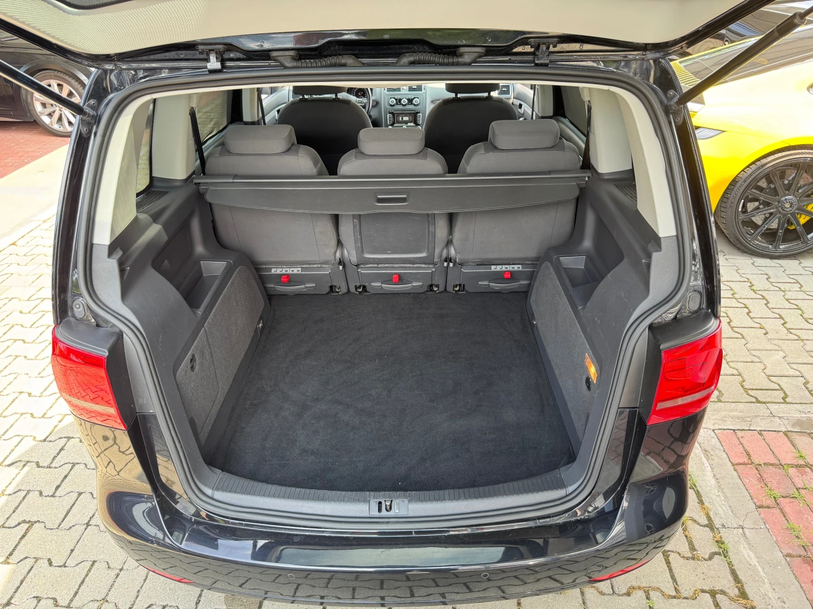 VW Touran 1.6TDI#НАПЪЛНО ОБСЛУЖЕН#ТОП СЪСТОЯНИЕ, снимка 15 - Автомобили и джипове - 55156270