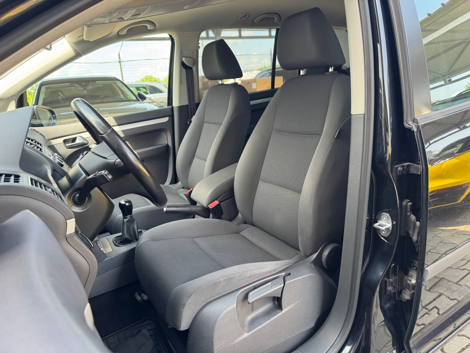VW Touran 1.6TDI#НАПЪЛНО ОБСЛУЖЕН#ТОП СЪСТОЯНИЕ, снимка 10 - Автомобили и джипове - 55156270