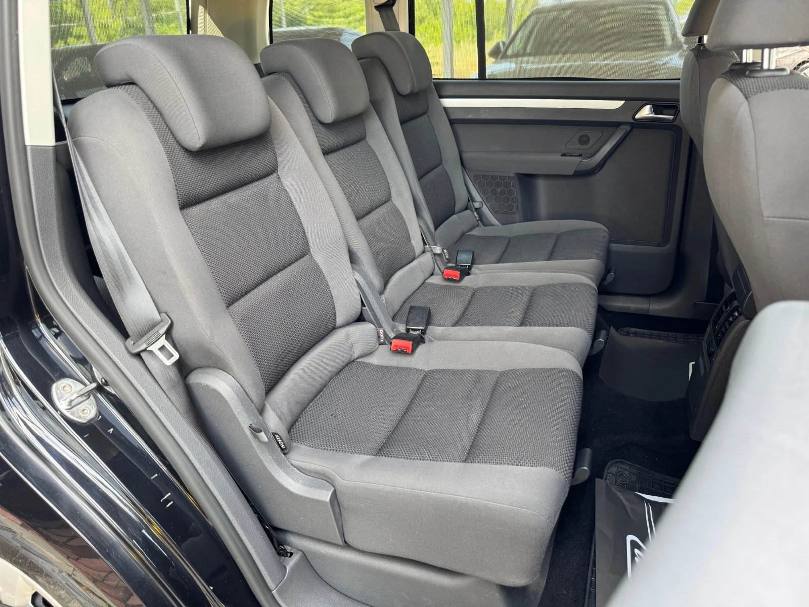 VW Touran 1.6TDI#НАПЪЛНО ОБСЛУЖЕН#ТОП СЪСТОЯНИЕ, снимка 14 - Автомобили и джипове - 55156270