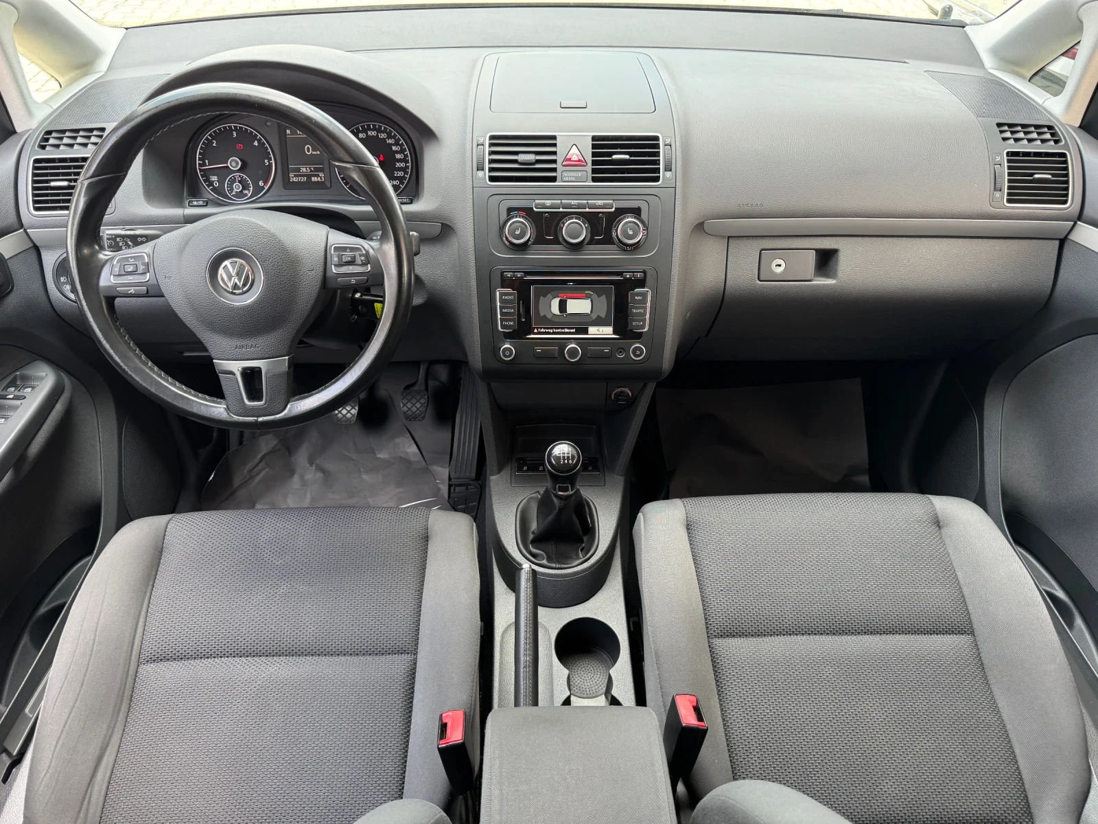 VW Touran 1.6TDI#НАПЪЛНО ОБСЛУЖЕН#ТОП СЪСТОЯНИЕ, снимка 13 - Автомобили и джипове - 55156270