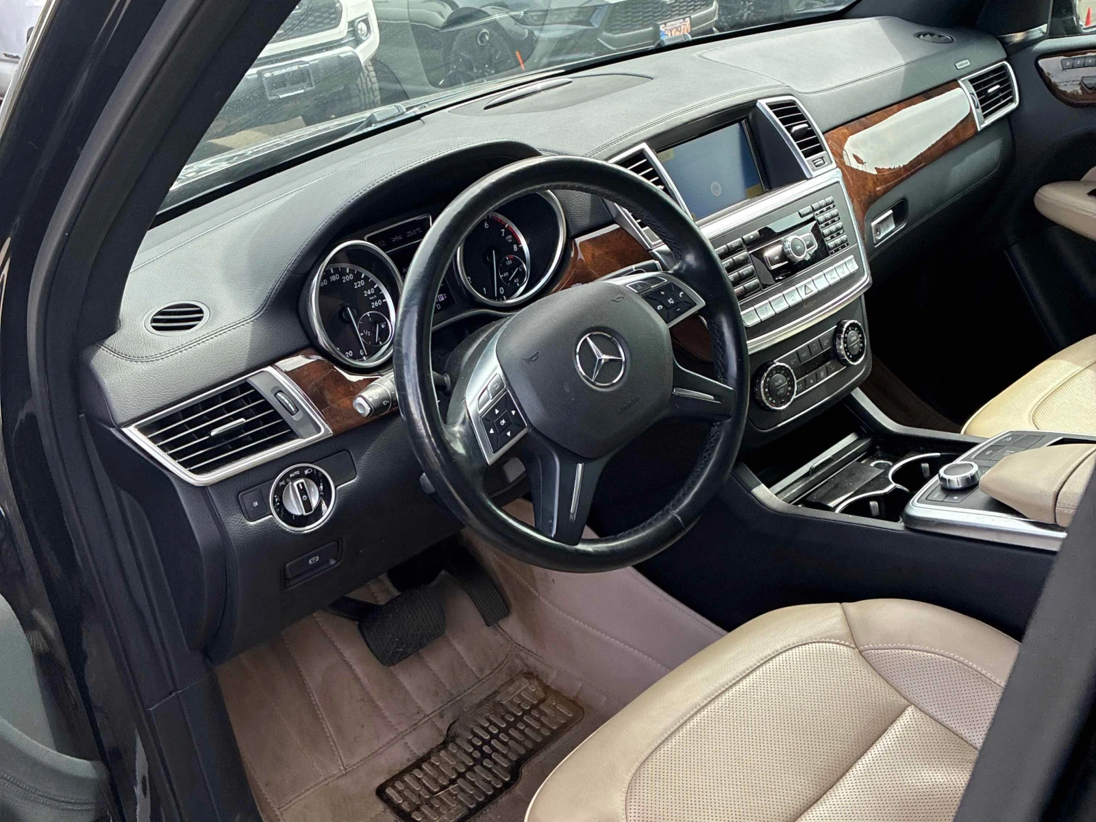 Mercedes-Benz ML 550  / Harman Kardon / DISTRONIC / CARFAX , снимка 5 - Автомобили и джипове - 55884342