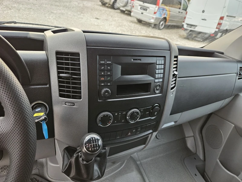 VW Crafter, снимка 13 - Бусове и автобуси - 46930727