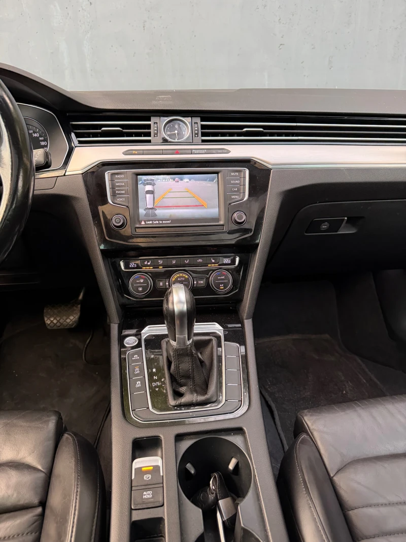 VW Passat 8 2.0TDI/190hp/HIGHLINE/ДИСТРОНИК/Камера/DSG, снимка 7 - Автомобили и джипове - 50082456
