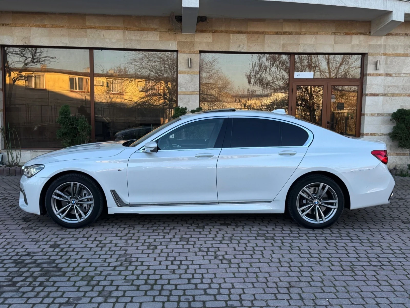 BMW 740 * 740XD* ПЪЛНА СЕРВИЗНА ИСТОРИЯ* INDIVIDUAL* NIGHT - изображение 4