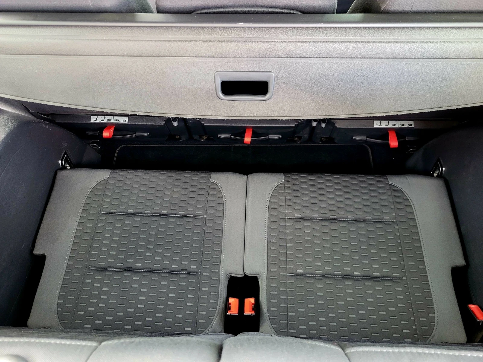 VW Touran 1.9TDI, снимка 10 - Автомобили и джипове - 54570915