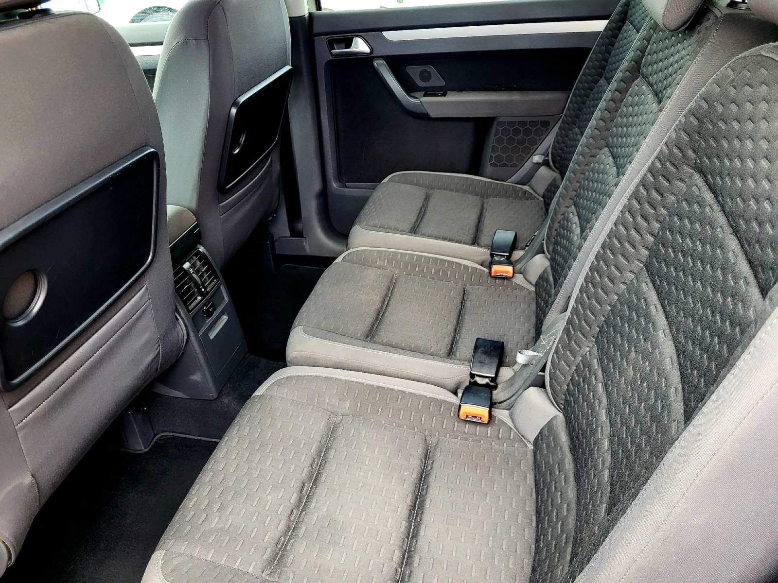 VW Touran 1.9TDI, снимка 7 - Автомобили и джипове - 54570915