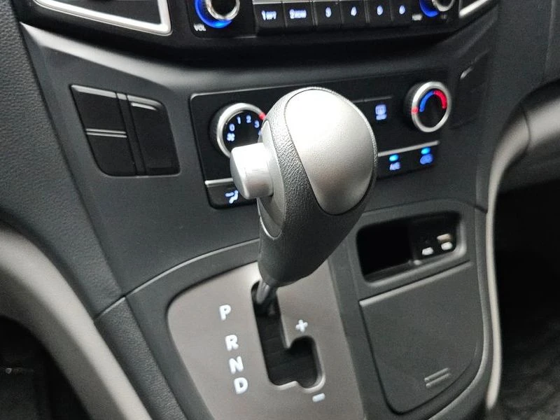 Hyundai Starex 2.5 Automatic, снимка 9 - Автомобили и джипове - 55948336