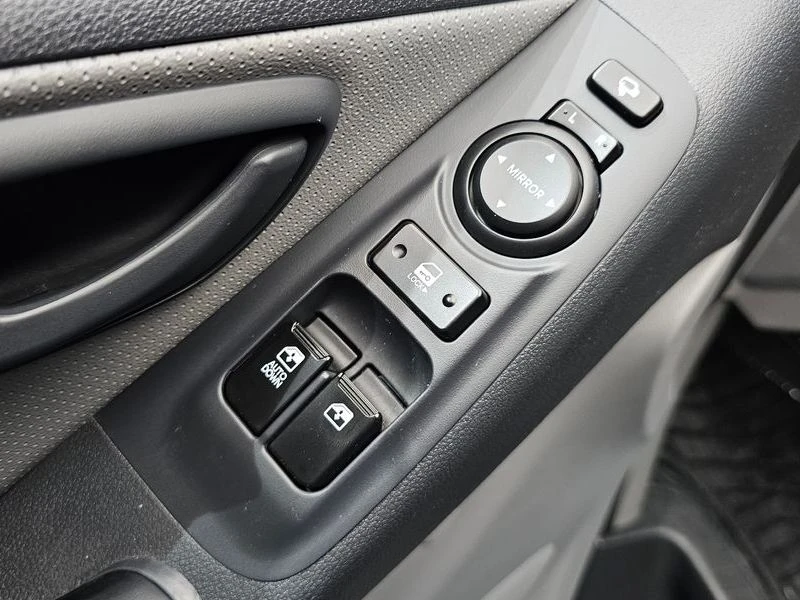 Hyundai Starex 2.5 Automatic, снимка 13 - Автомобили и джипове - 55948336