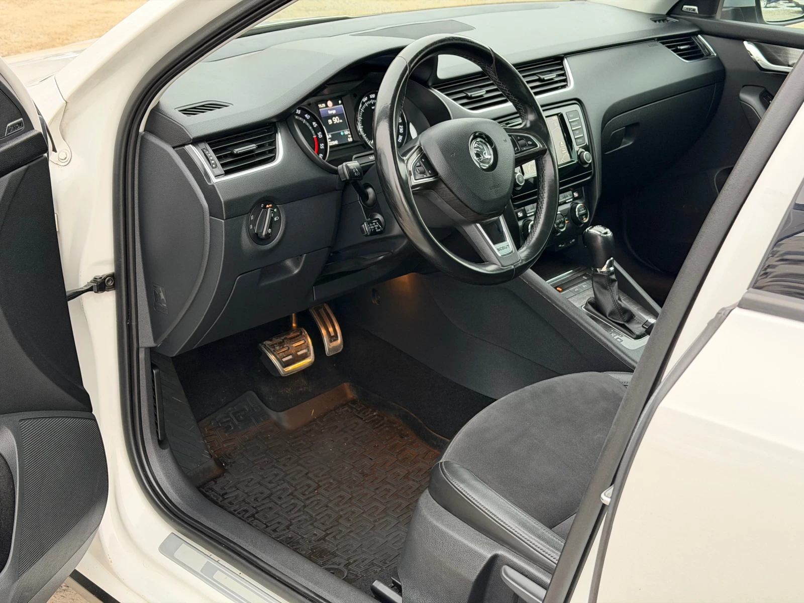 Skoda Octavia SCOUT 2.0TDi 184кс * Дистроник* * Панорама* * DSG* - изображение 10