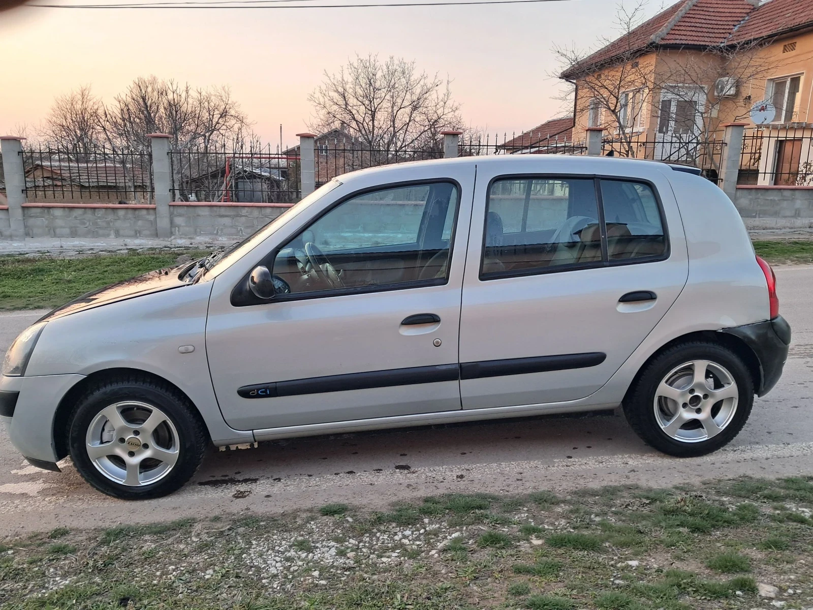 Renault Clio 1.5 DCI климатик, снимка 2 - Автомобили и джипове - 53866884