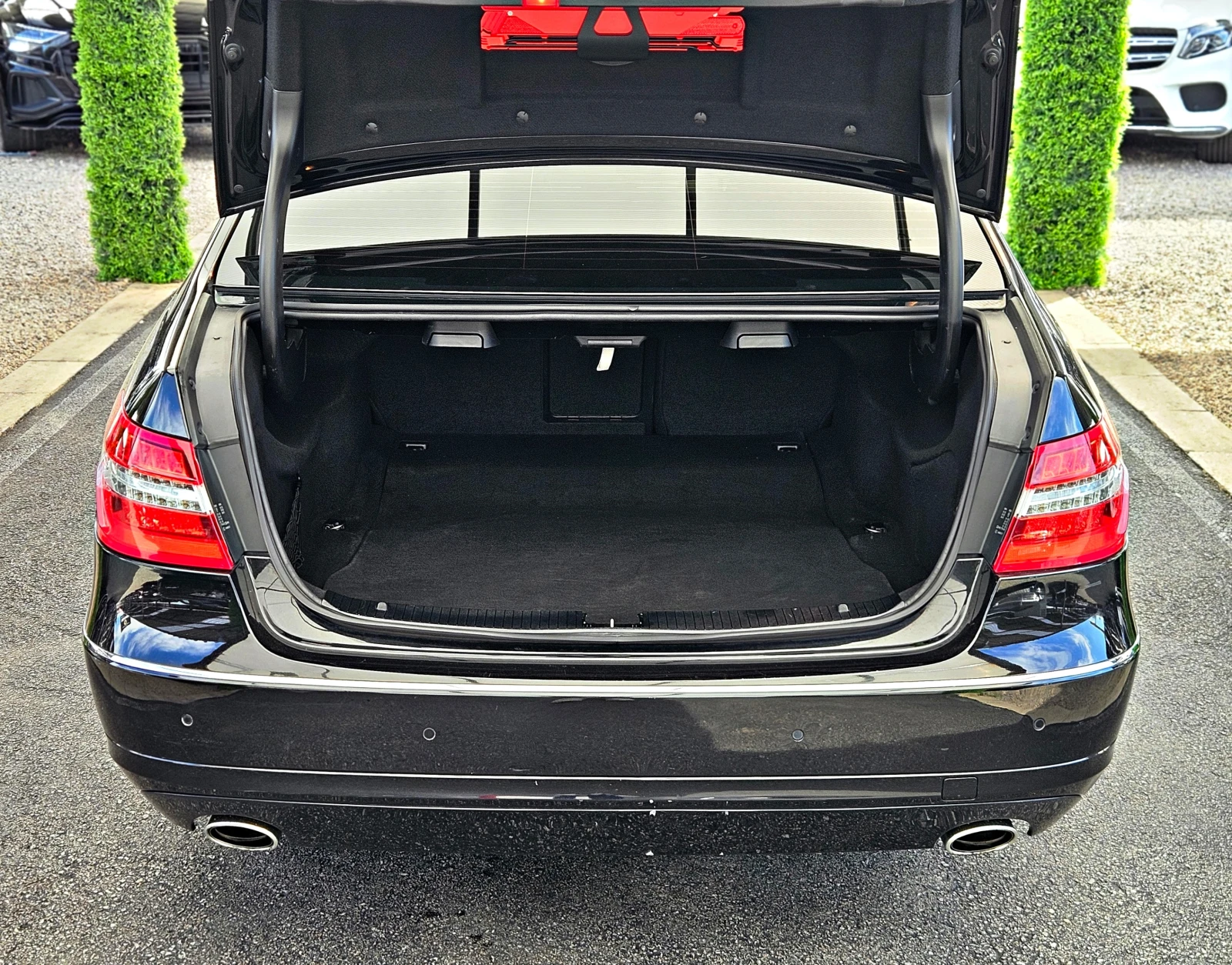 Mercedes-Benz E 350 AMG/4MATIC/GERMANY/AIR/ПОДГРЕВ/MEMORY/AMBIENT/LIZ, снимка 8 - Автомобили и джипове - 54125920