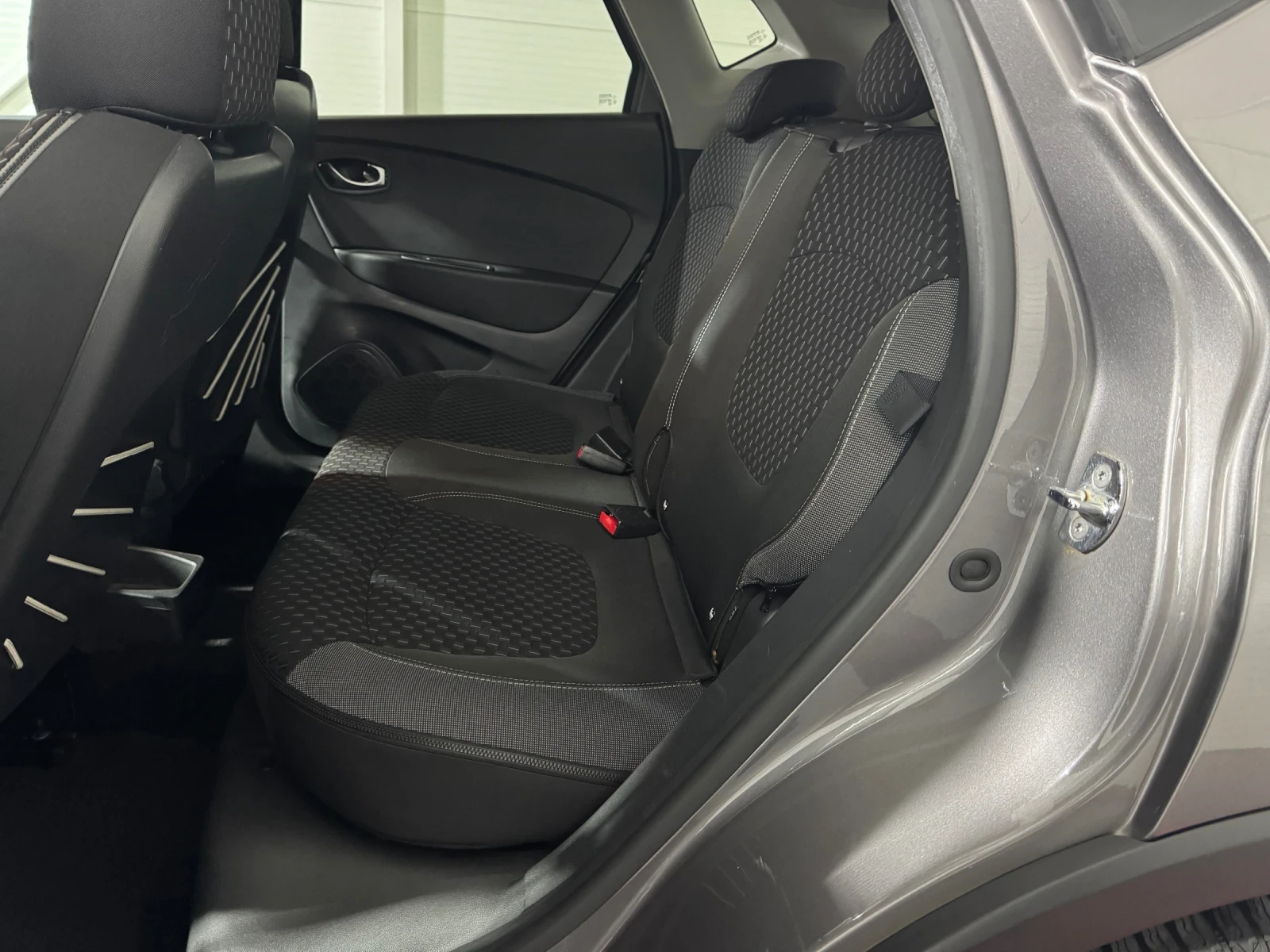 Renault Captur 1.5 DCI 110 hp | FACELIFT | KEYLESS | CAMERA , снимка 13 - Автомобили и джипове - 56577823