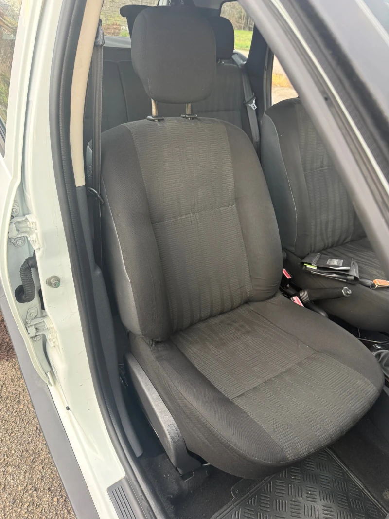 Dacia Duster 1.6i GAS ИТАЛИЯ, снимка 9 - Автомобили и джипове - 52487749