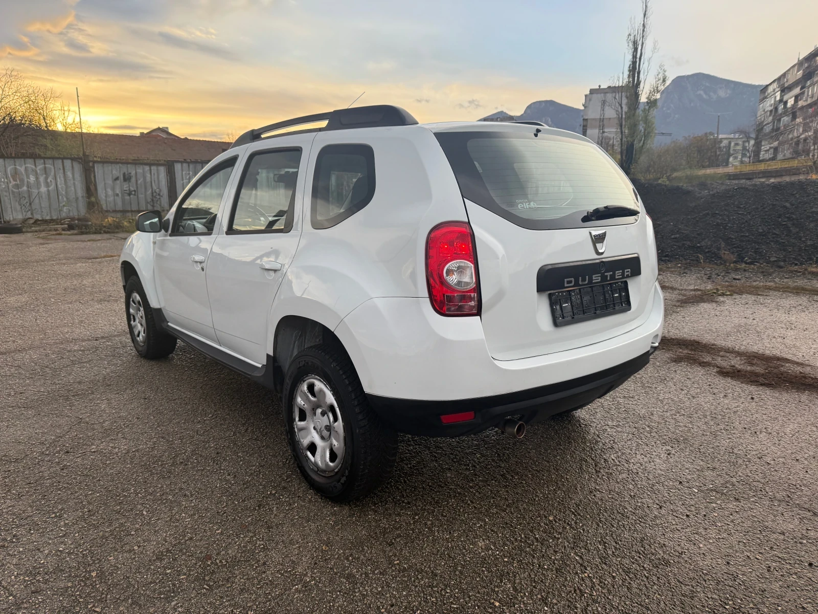 Dacia Duster 1.6i GAS ИТАЛИЯ - изображение 4