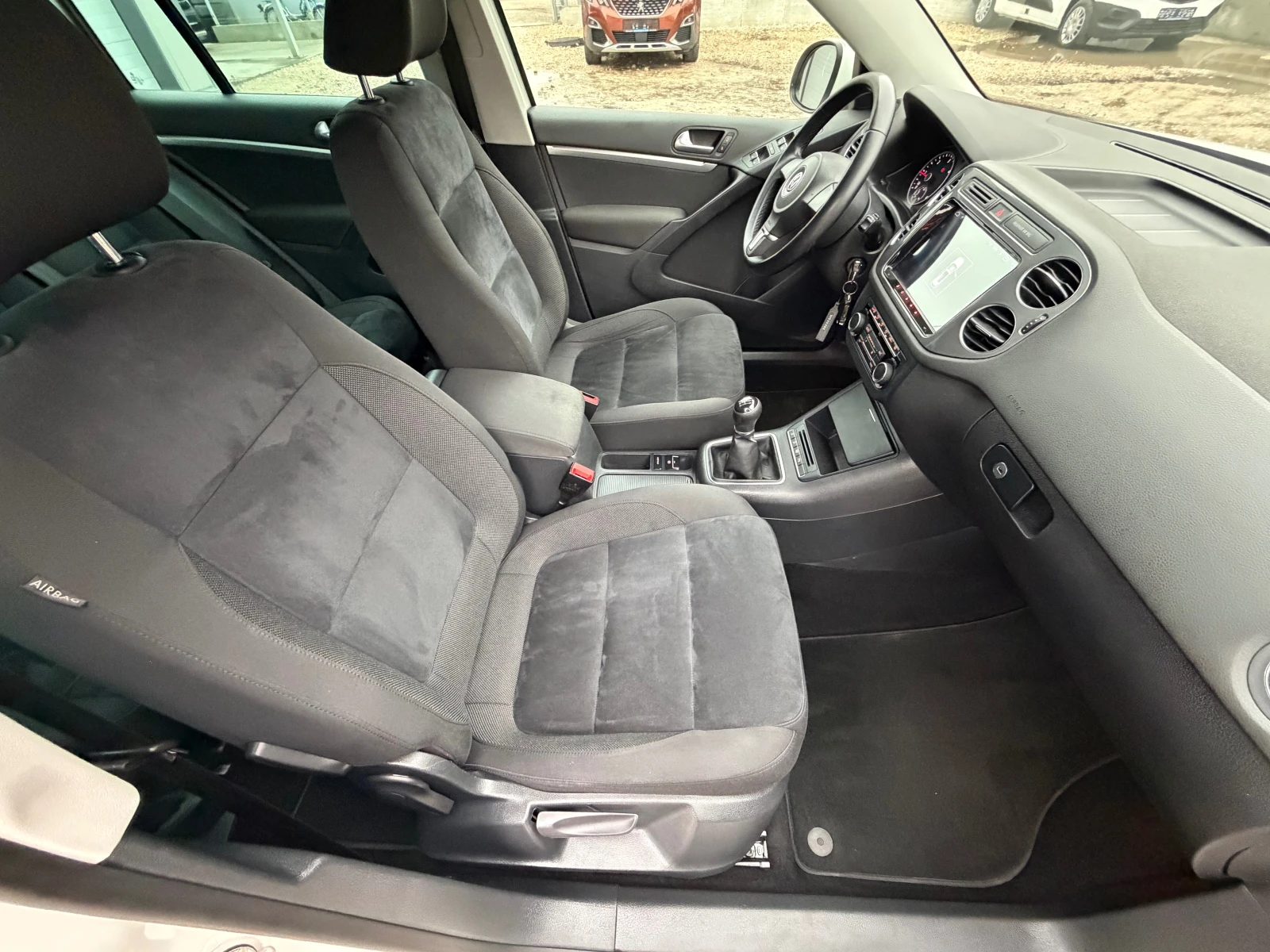 VW Tiguan 2.0TDI* NAVI* FACE* TOP* 165000KM, снимка 11 - Автомобили и джипове - 54070348