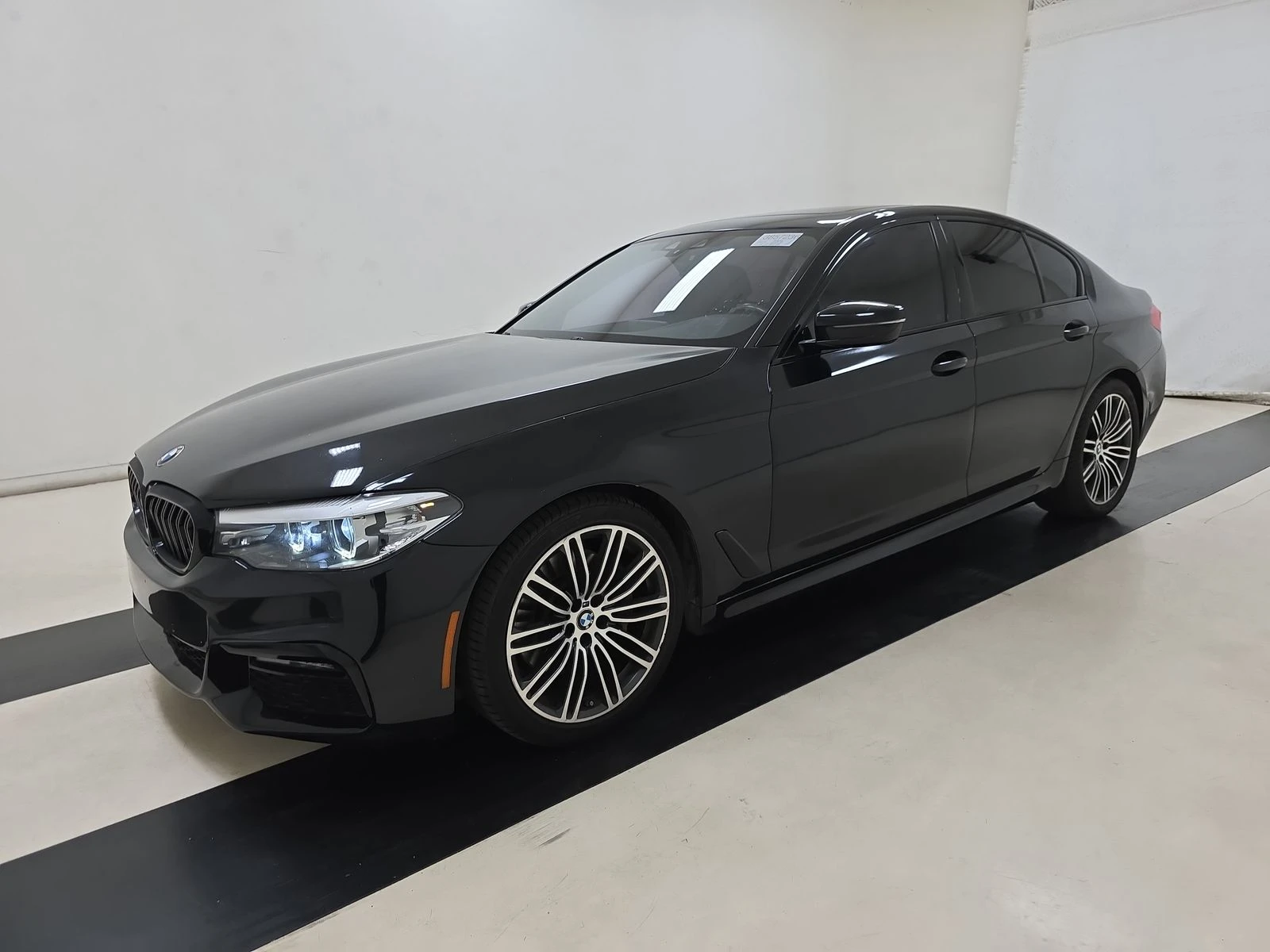 BMW 530 M-PACK* МАСАЖ* ОБДУХ* BLACK OPTIC* M-ОКАЧВАНЕ* KEY - изображение 2