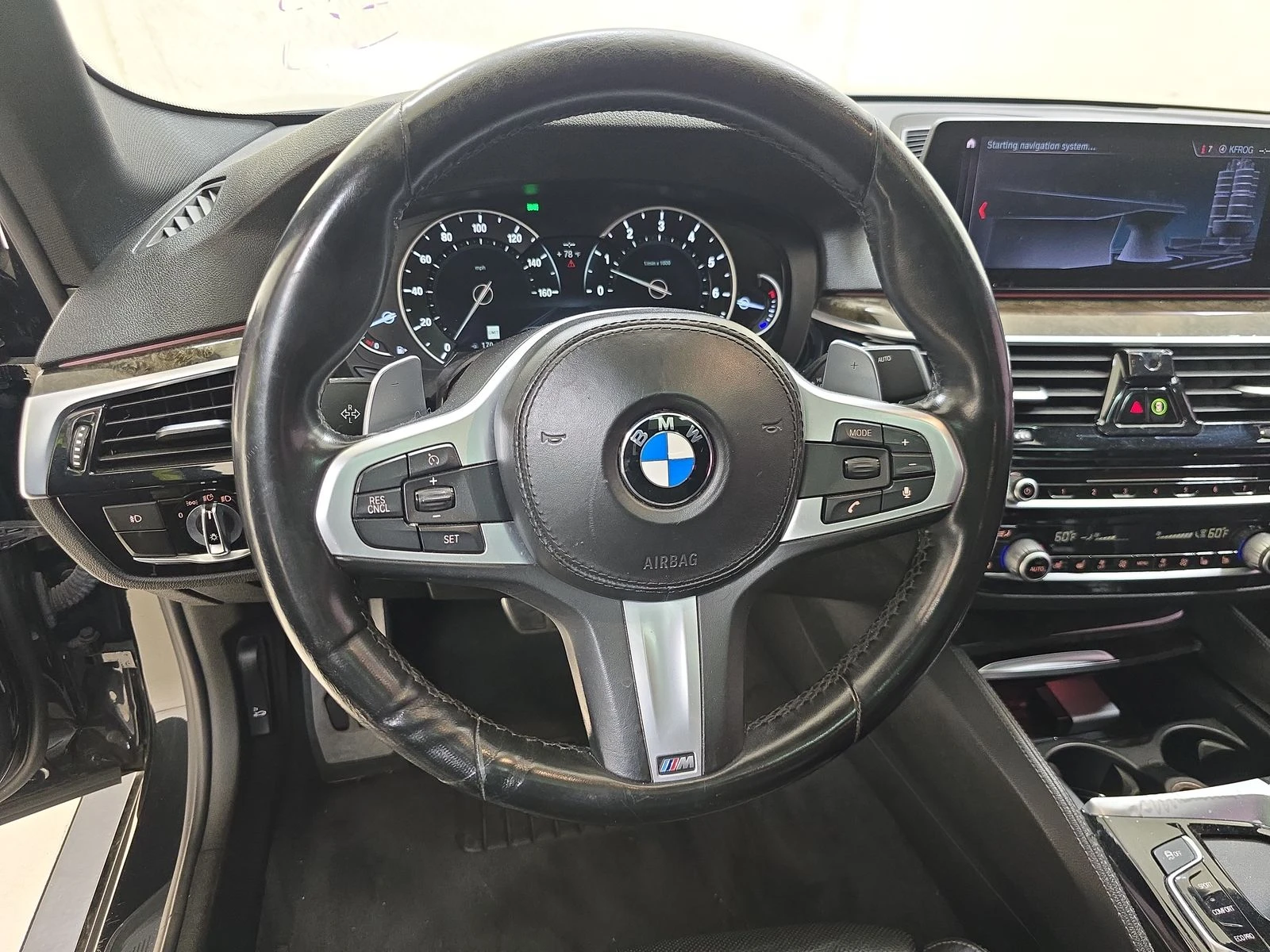 BMW 530 M-PACK* МАСАЖ* ОБДУХ* BLACK OPTIC* M-ОКАЧВАНЕ* KEY - изображение 7