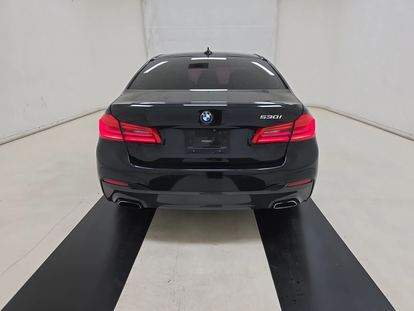 BMW 530 M-PACK* МАСАЖ* ОБДУХ* BLACK OPTIC* M-ОКАЧВАНЕ* KEY - изображение 4