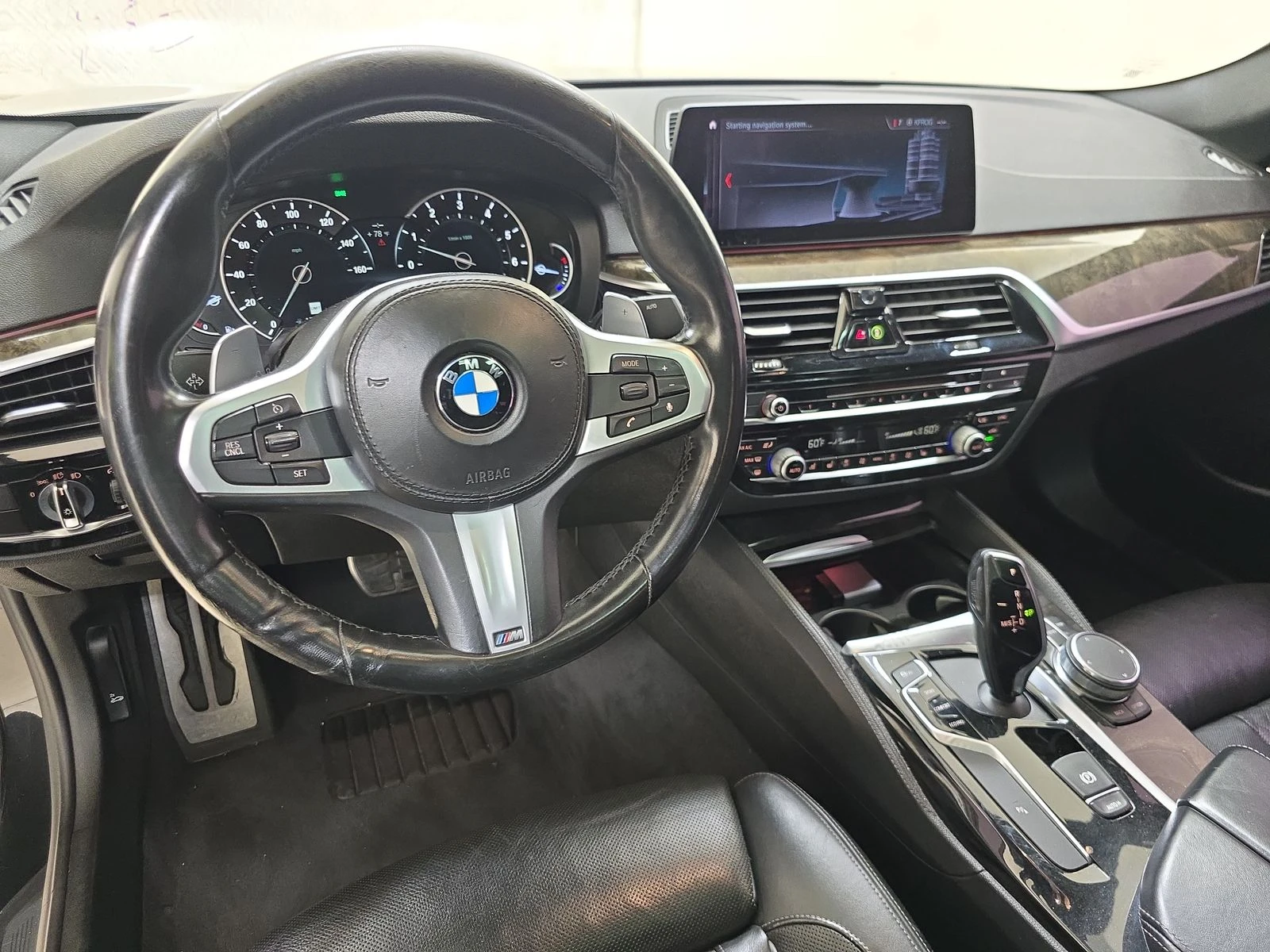 BMW 530 M-PACK* МАСАЖ* ОБДУХ* BLACK OPTIC* M-ОКАЧВАНЕ* KEY - изображение 8