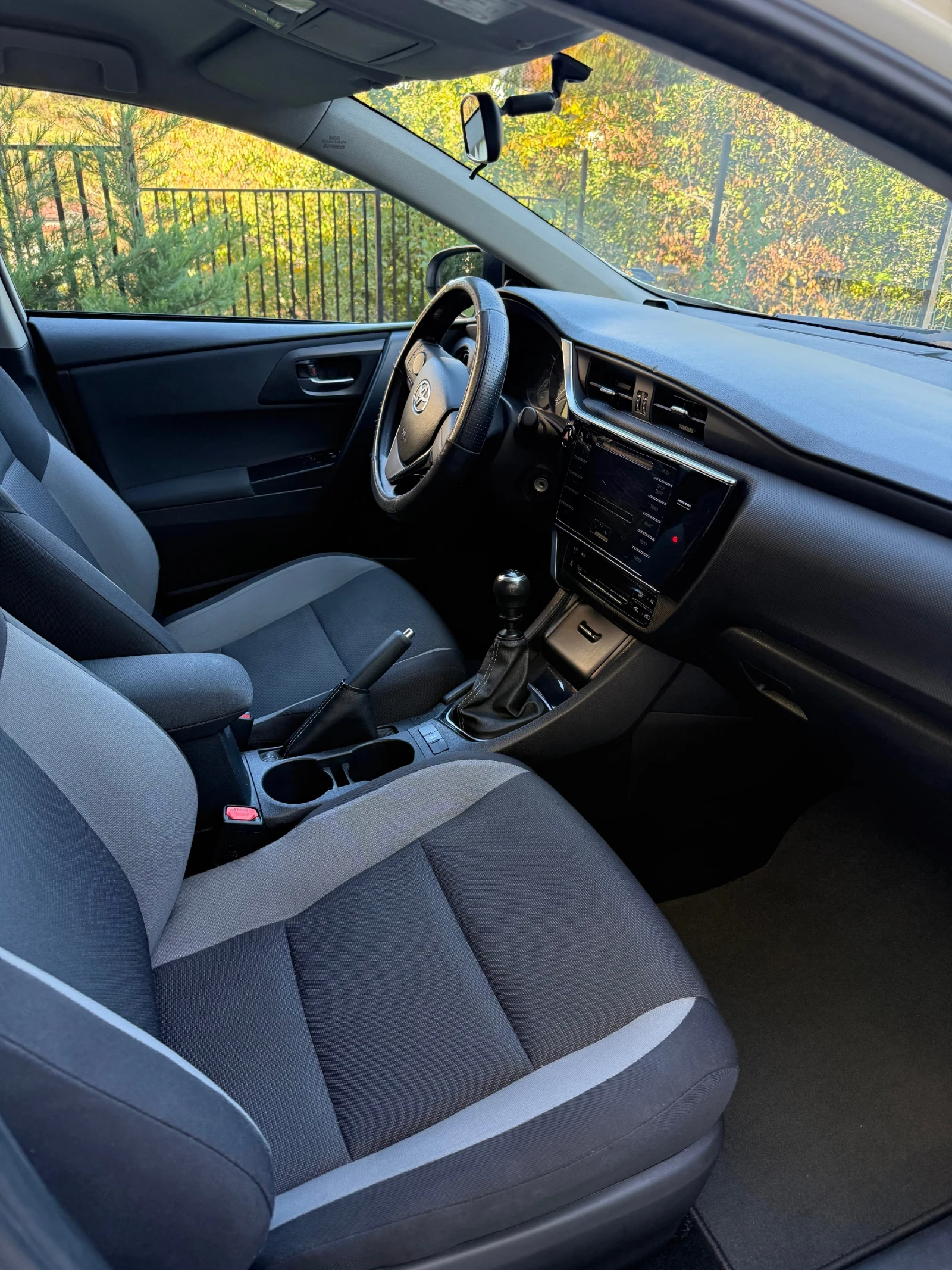 Toyota Auris, снимка 11 - Автомобили и джипове - 56370207