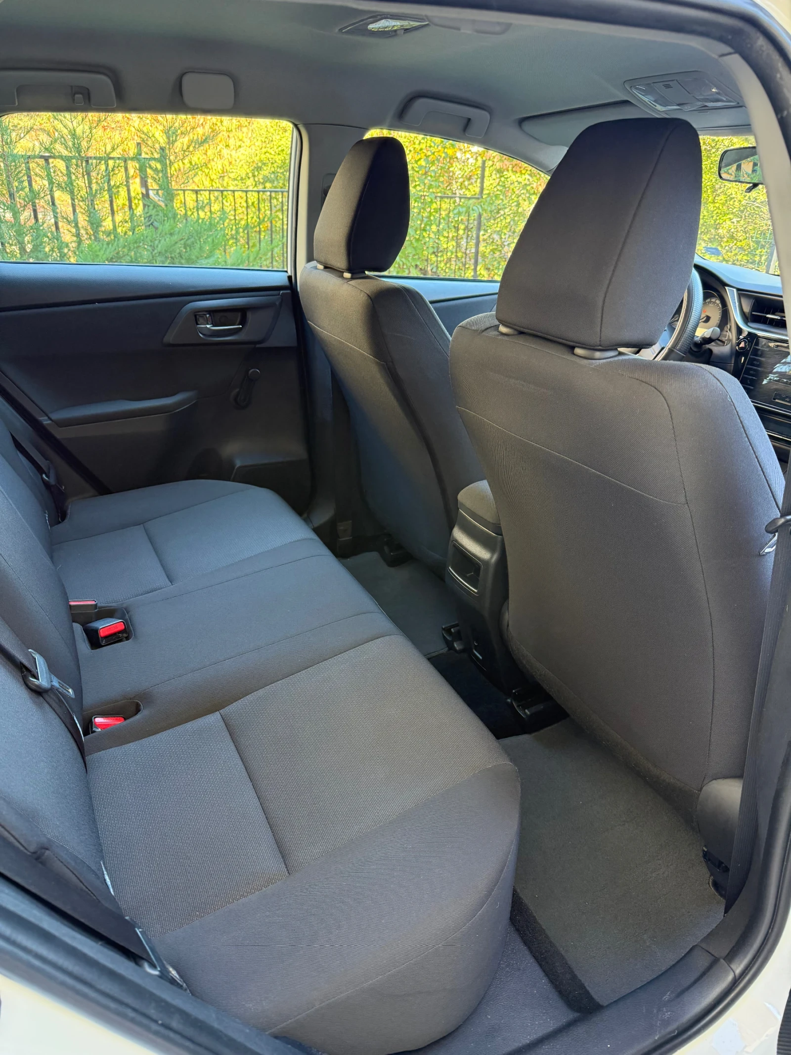 Toyota Auris, снимка 10 - Автомобили и джипове - 56370207