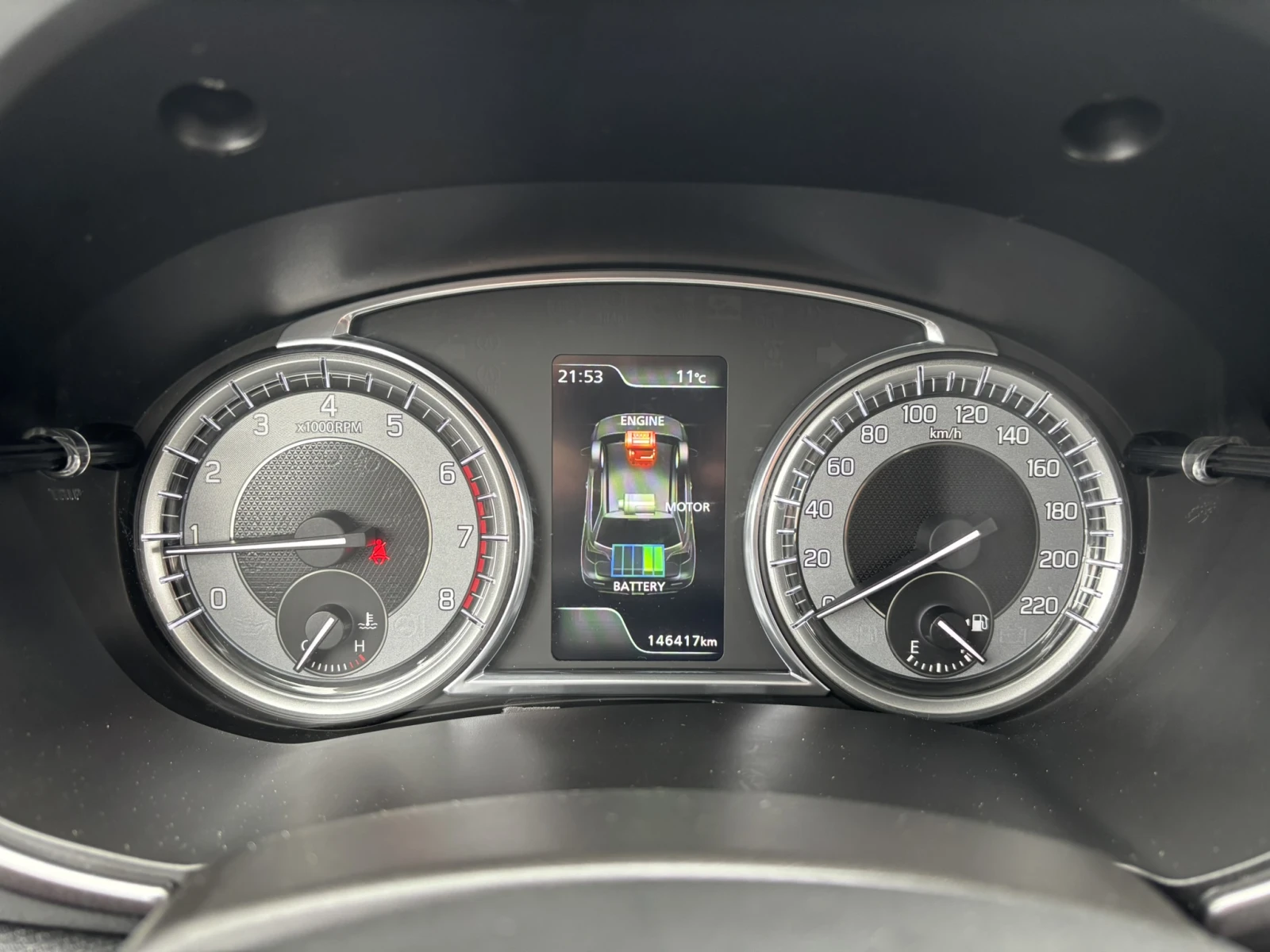 Suzuki Vitara Хибрид, снимка 10 - Автомобили и джипове - 54028605