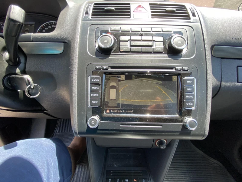 VW Touran 2.0 tdi, снимка 13 - Автомобили и джипове - 52877691
