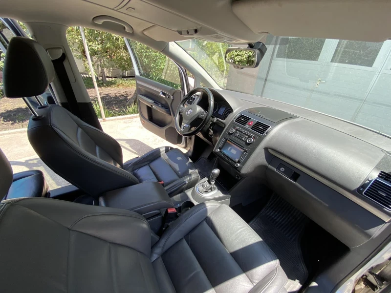 VW Touran 2.0 tdi, снимка 10 - Автомобили и джипове - 52877691
