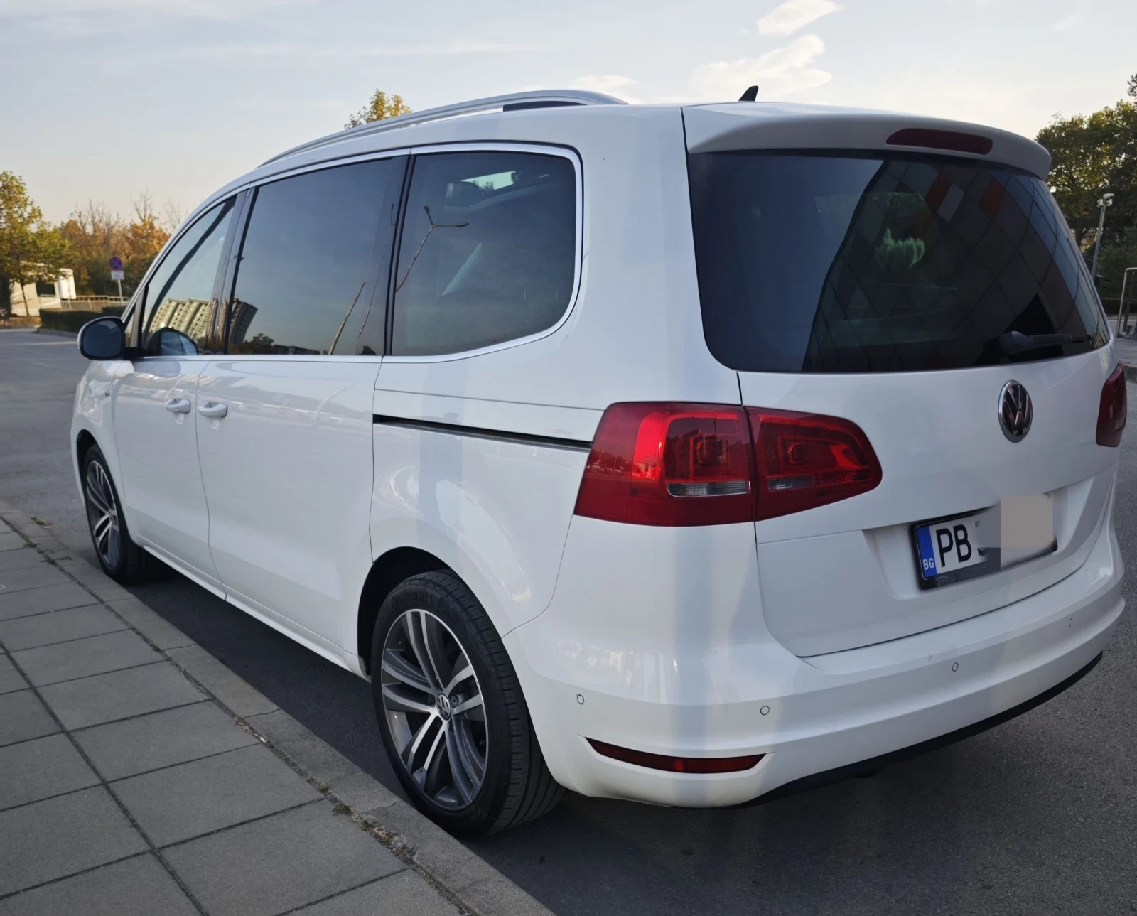 VW Sharan 177к.с.* * АВТОМАТ* ПЕЧКА* САМОПАРКИРАНЕ* KEYLESS  - изображение 3