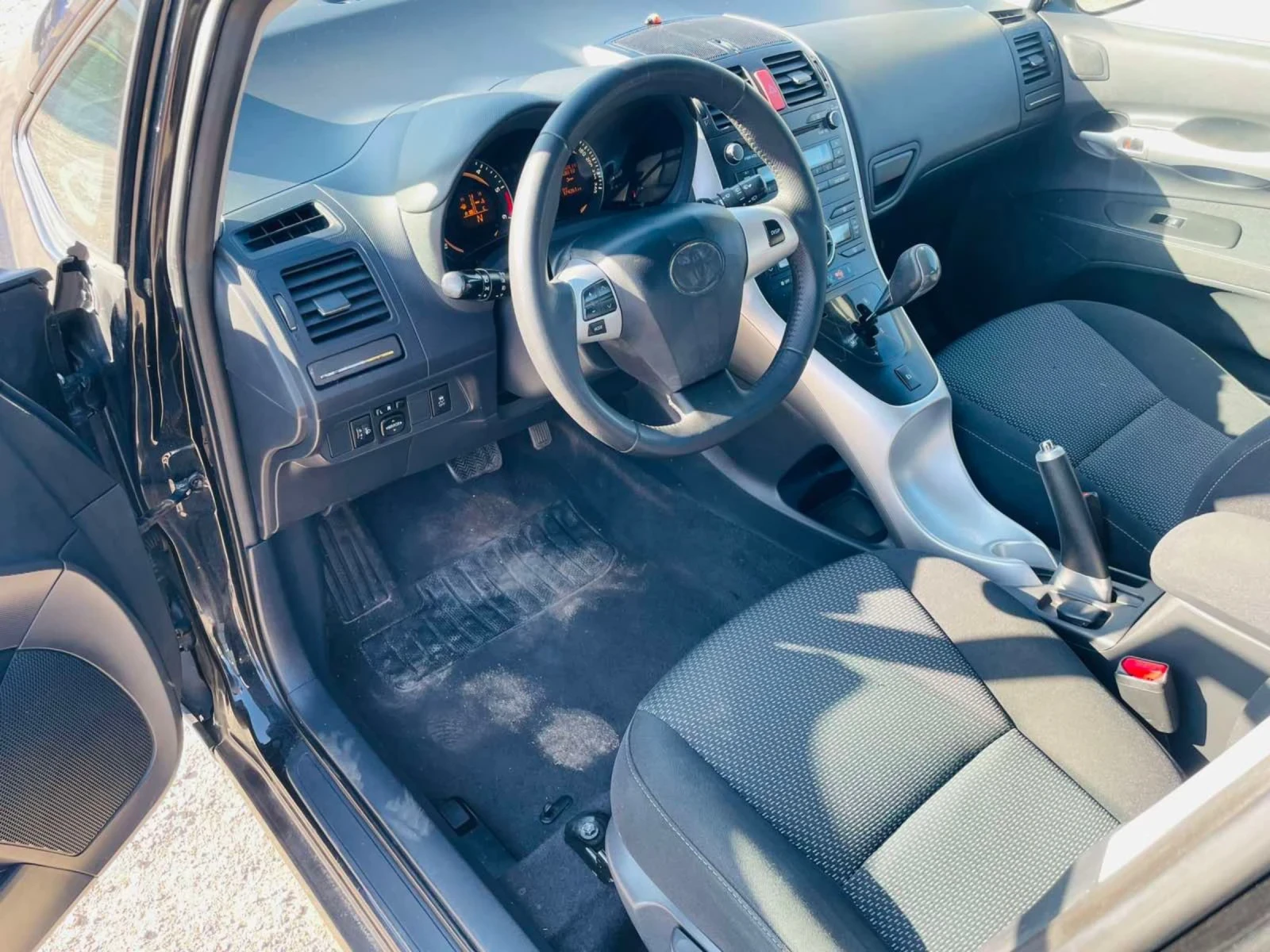 Toyota Auris 1.4D4D-АВТОМАТ КЛИМАТРОНИК, снимка 17 - Автомобили и джипове - 53853012