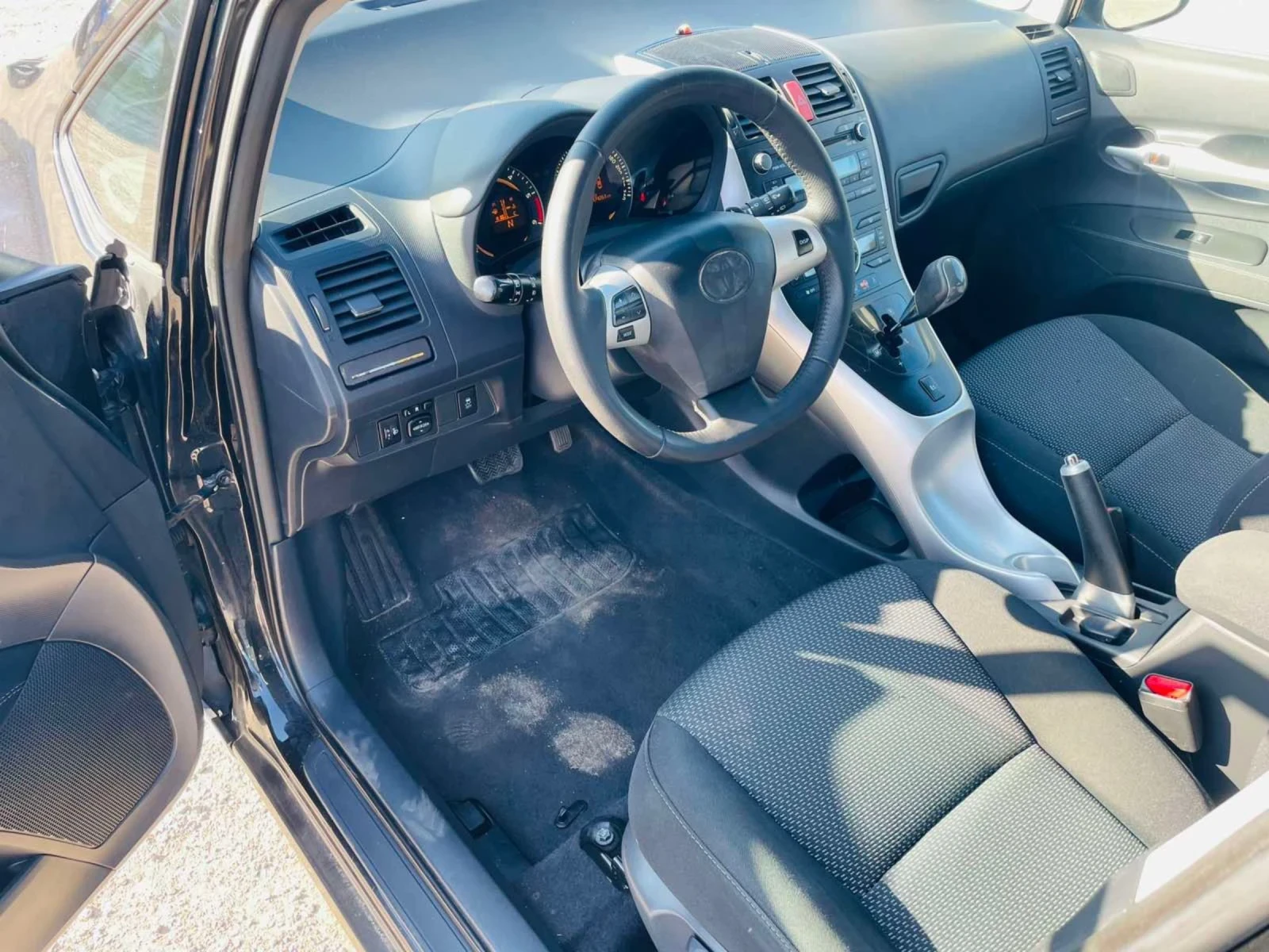 Toyota Auris 1.4D4D-АВТОМАТ КЛИМАТРОНИК, снимка 15 - Автомобили и джипове - 53853012